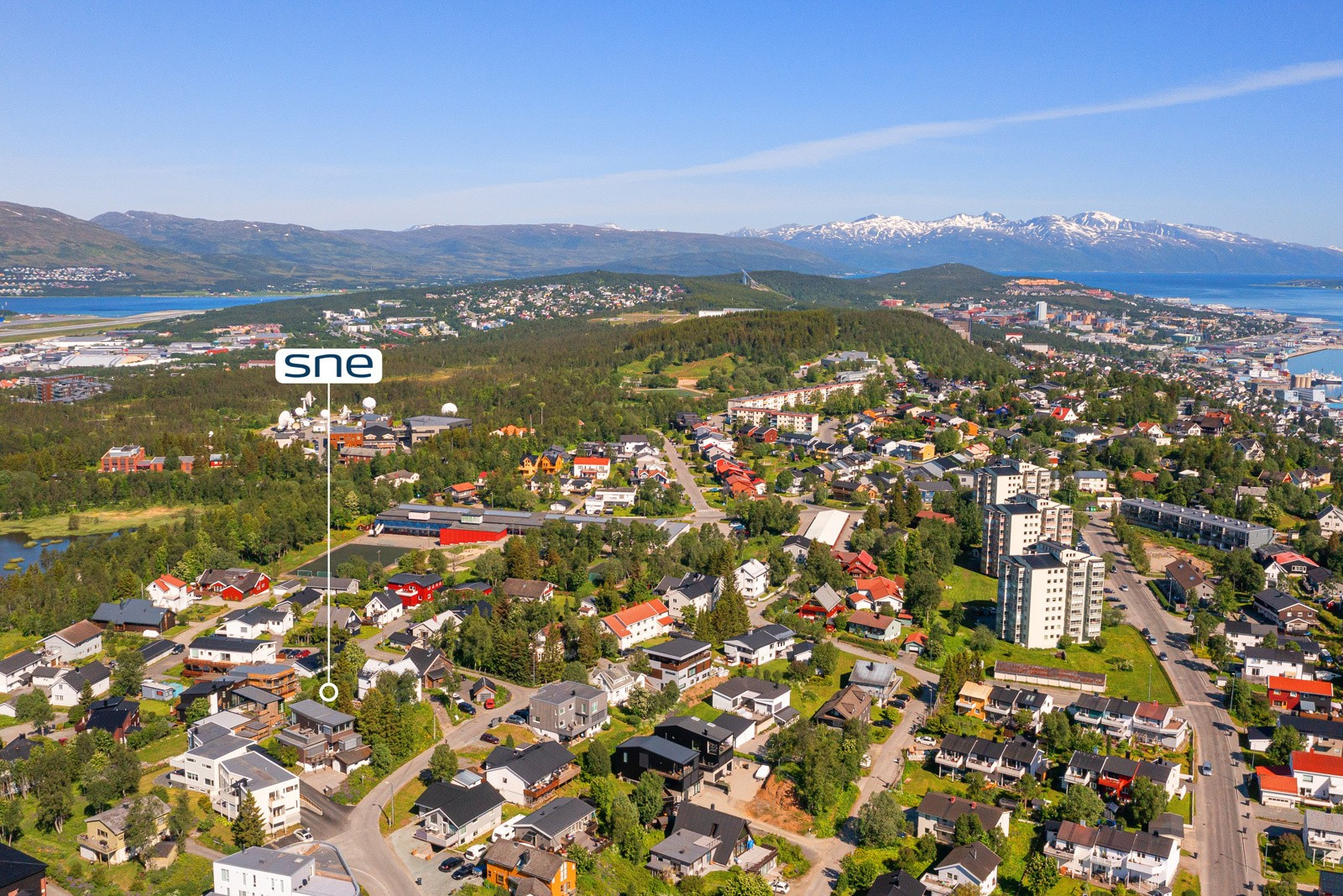 Her har du også kort gåavstand til flere skoler (Prestvannet, Workinnmarka og Sommerlyst), barnehager (Bymyra og Prestvannet studentbarnehage) og dagligvarebutikker.