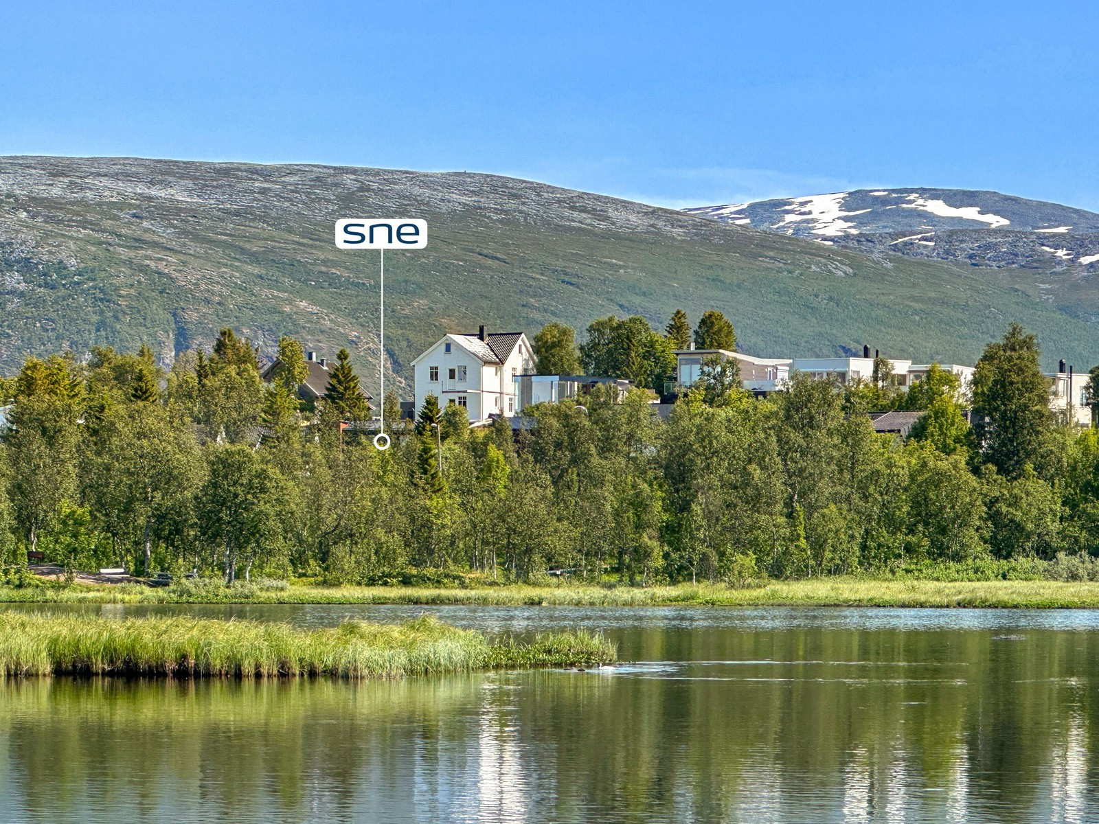 Eiendommen ligger svært fint til på Forhåpningen.
