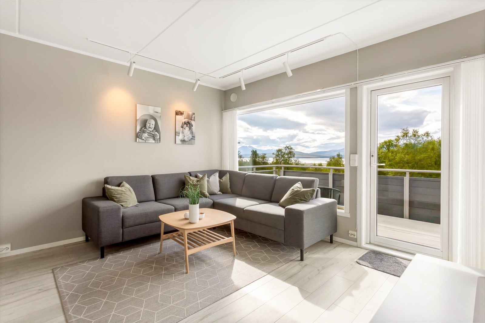 Stue med store vindusflater som gir rikelig med naturlig lys inn i boligen. Galleribilde
