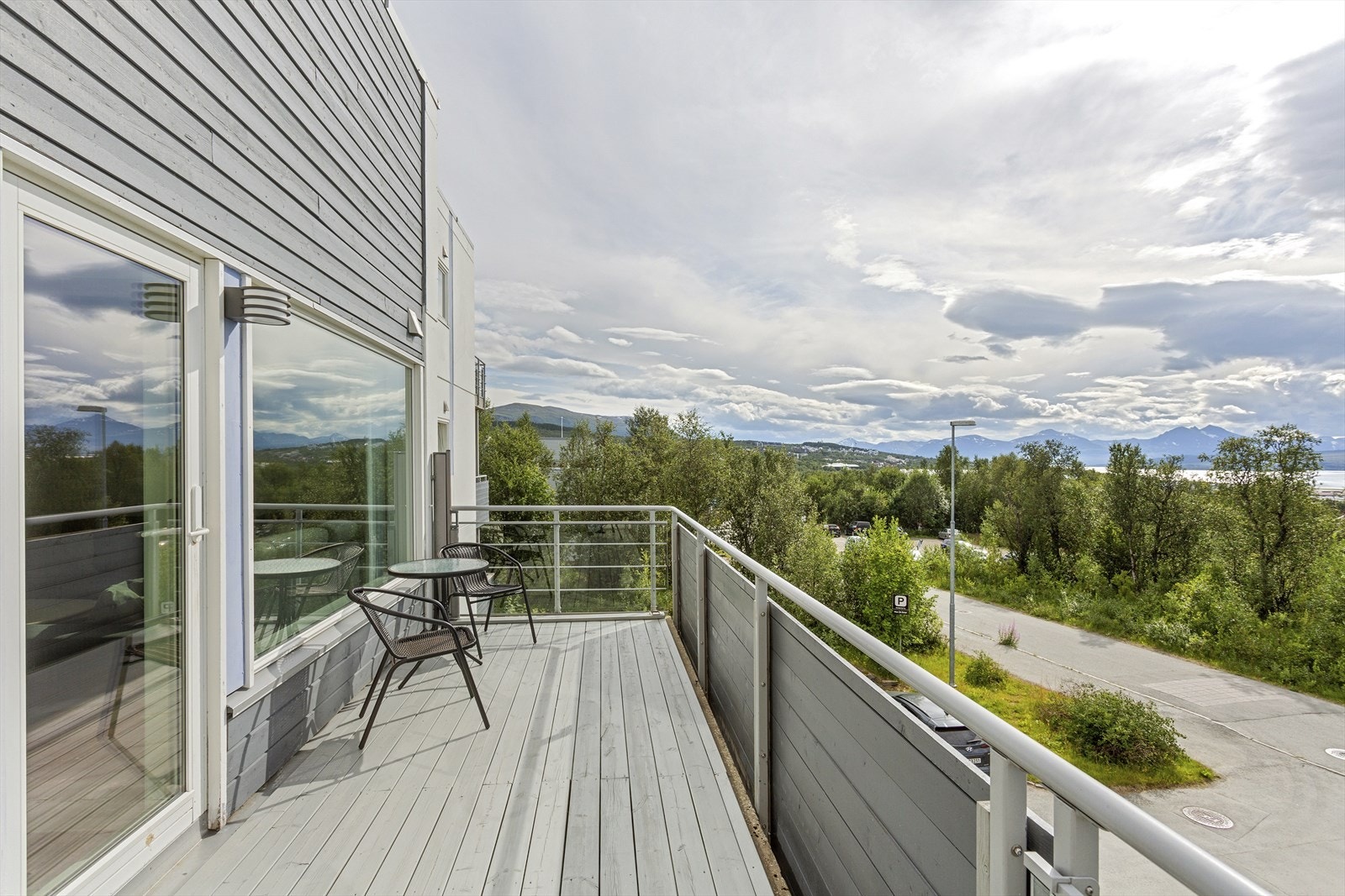 Stor, solrik og vestvendt balkong. Galleribilde