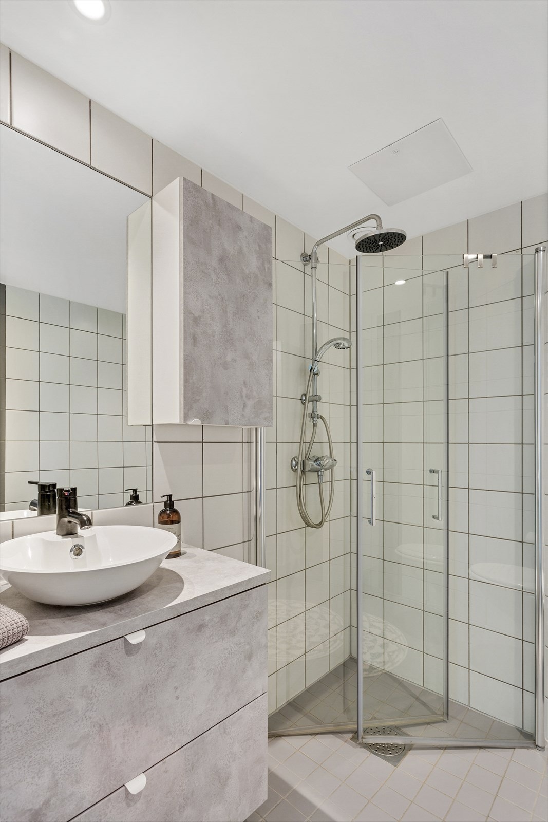 Badet har dusjvegger som kan slåes inn. Galleribilde