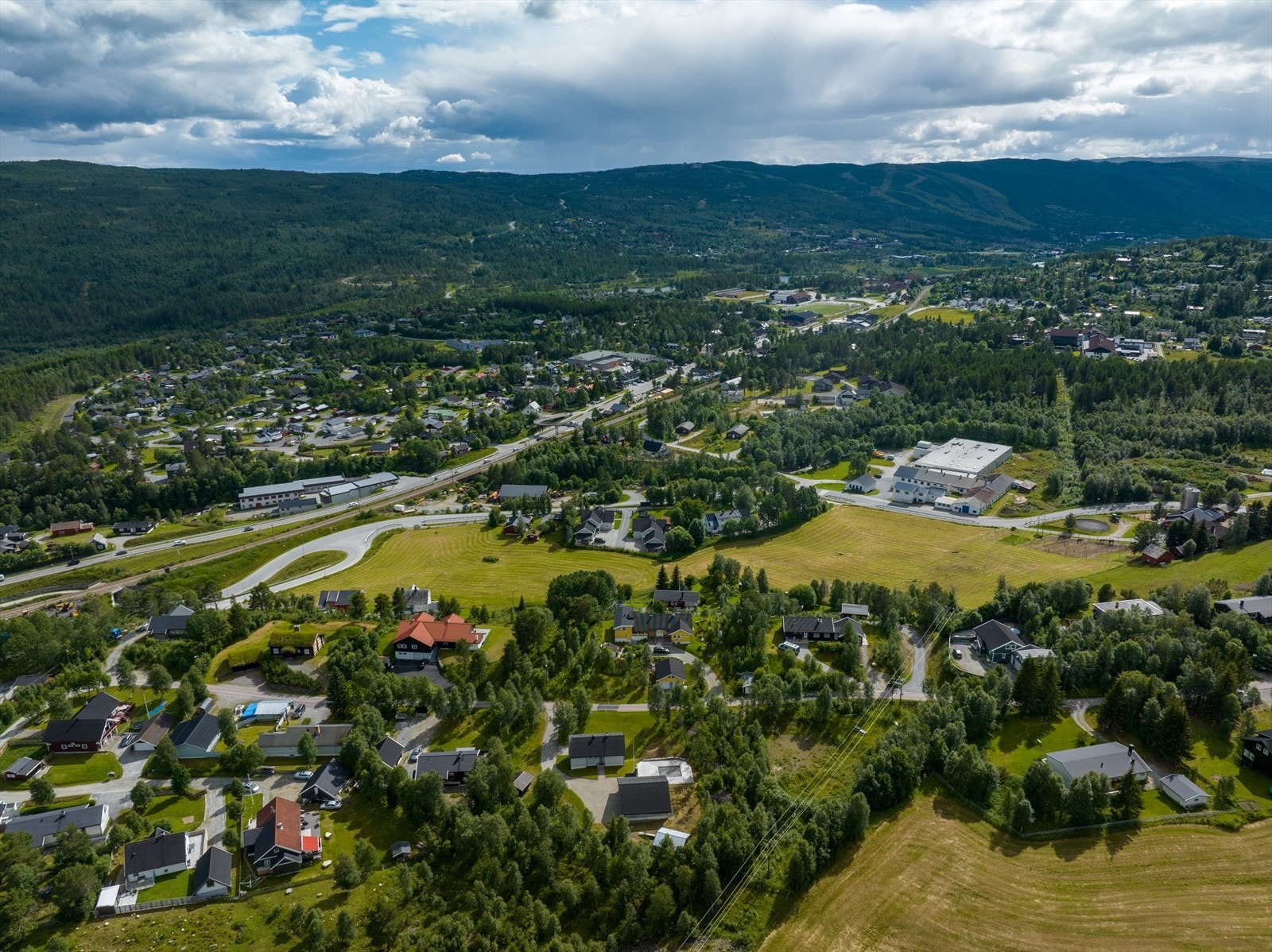Det er ca. 2 km til Geilo sentrum og det er kort vei til ridebane og ridehall, idrettsplass, alpinanlegg, tur- og skiløyper, skoler og barnehage. Galleribilde