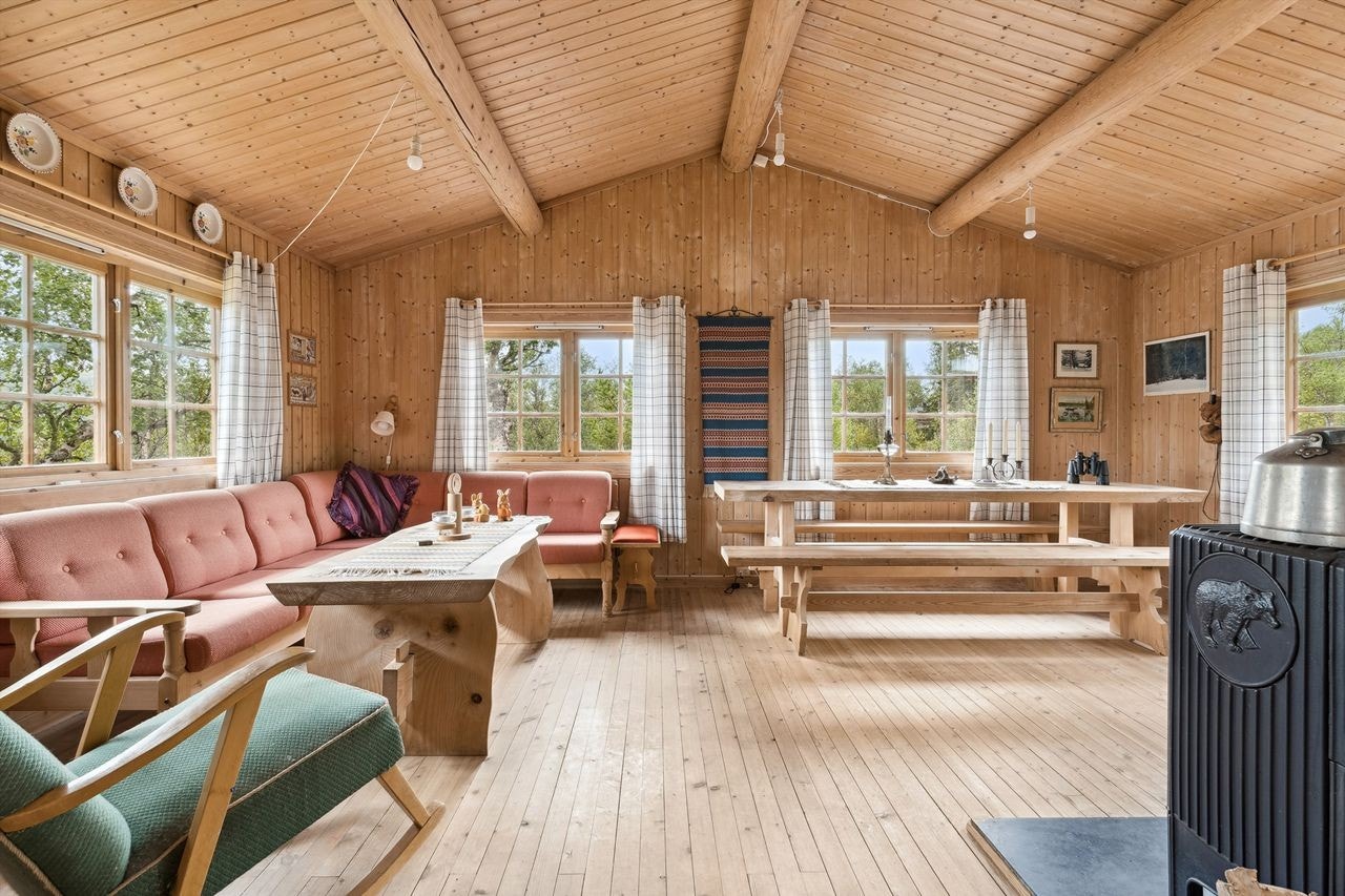 Rikelig med vinduer som gir flott utsikt til naturen utenfor Galleribilde