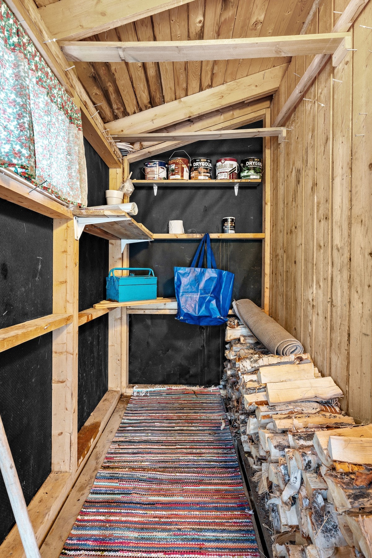 Utvendig bod. Plass til ved, skiutstyr og annet. Galleribilde