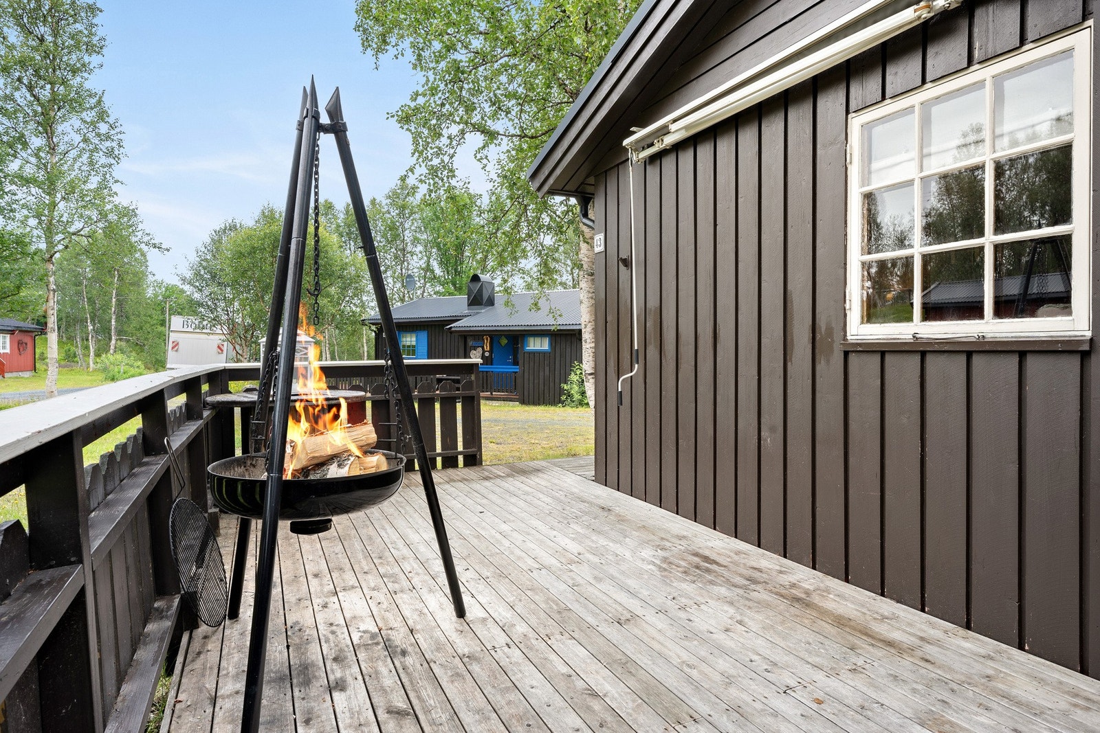 Terrasse rundt hytta hvor det er god plass til sittegrupper og diverse møblering. Galleribilde