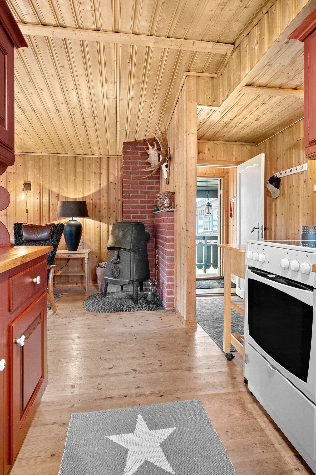 Kjøkken med hvitevarer. Galleribilde