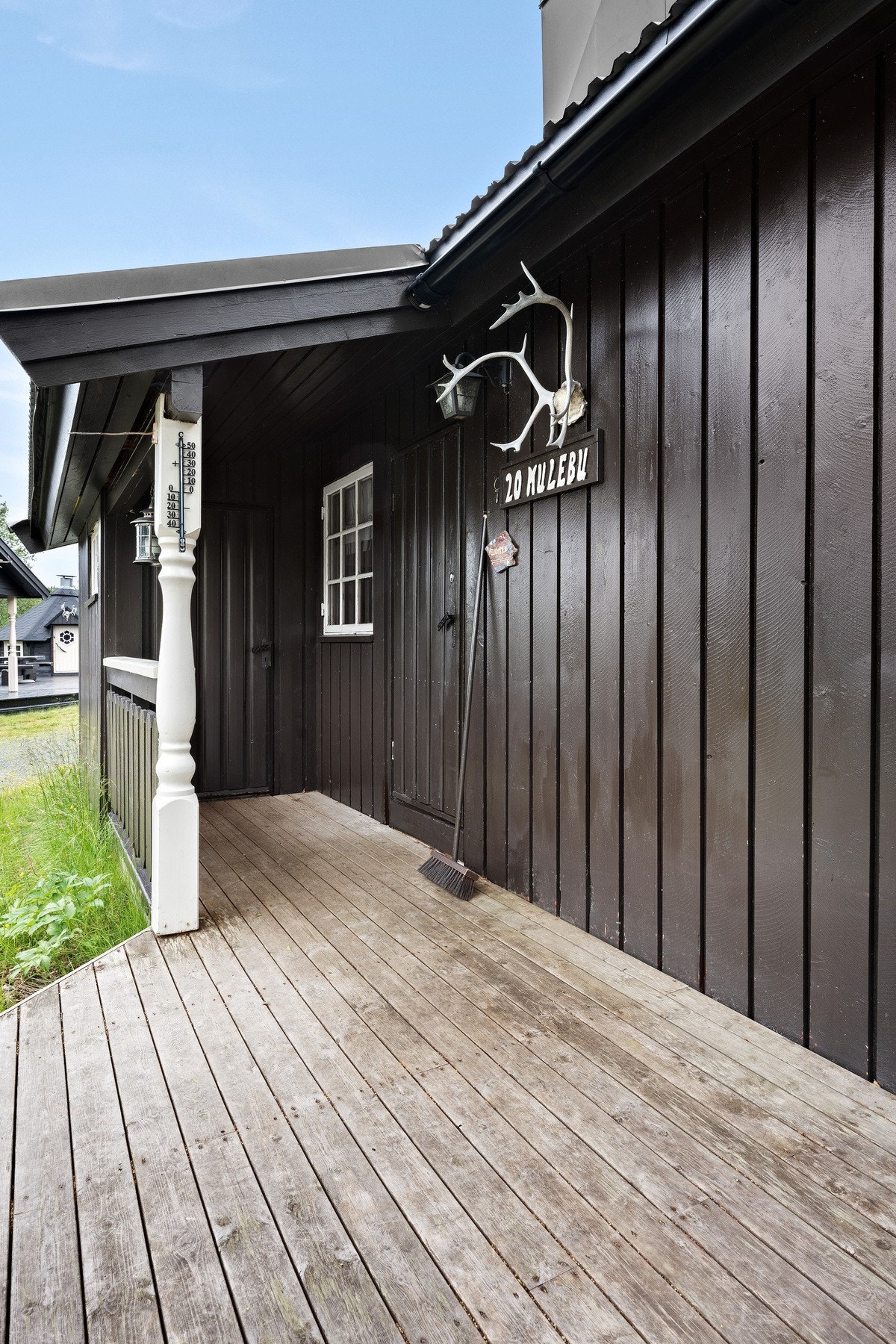 Innholdsrik hytte som rommer blant annet 3 soverom, bad, stue/kjøkken og innvendig og utvendig bod. Galleribilde