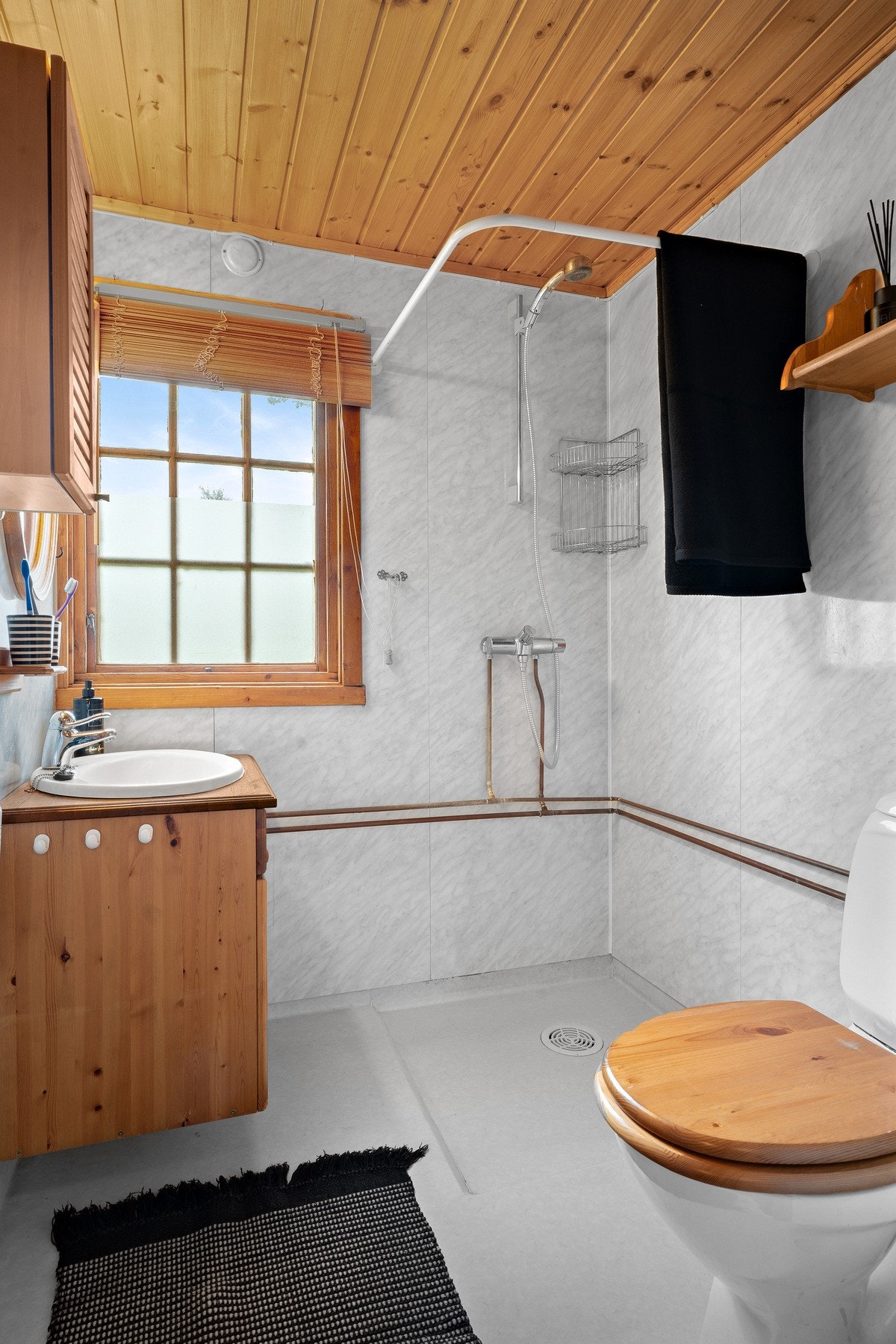 Baderom med dusj, vask og toalett. Galleribilde