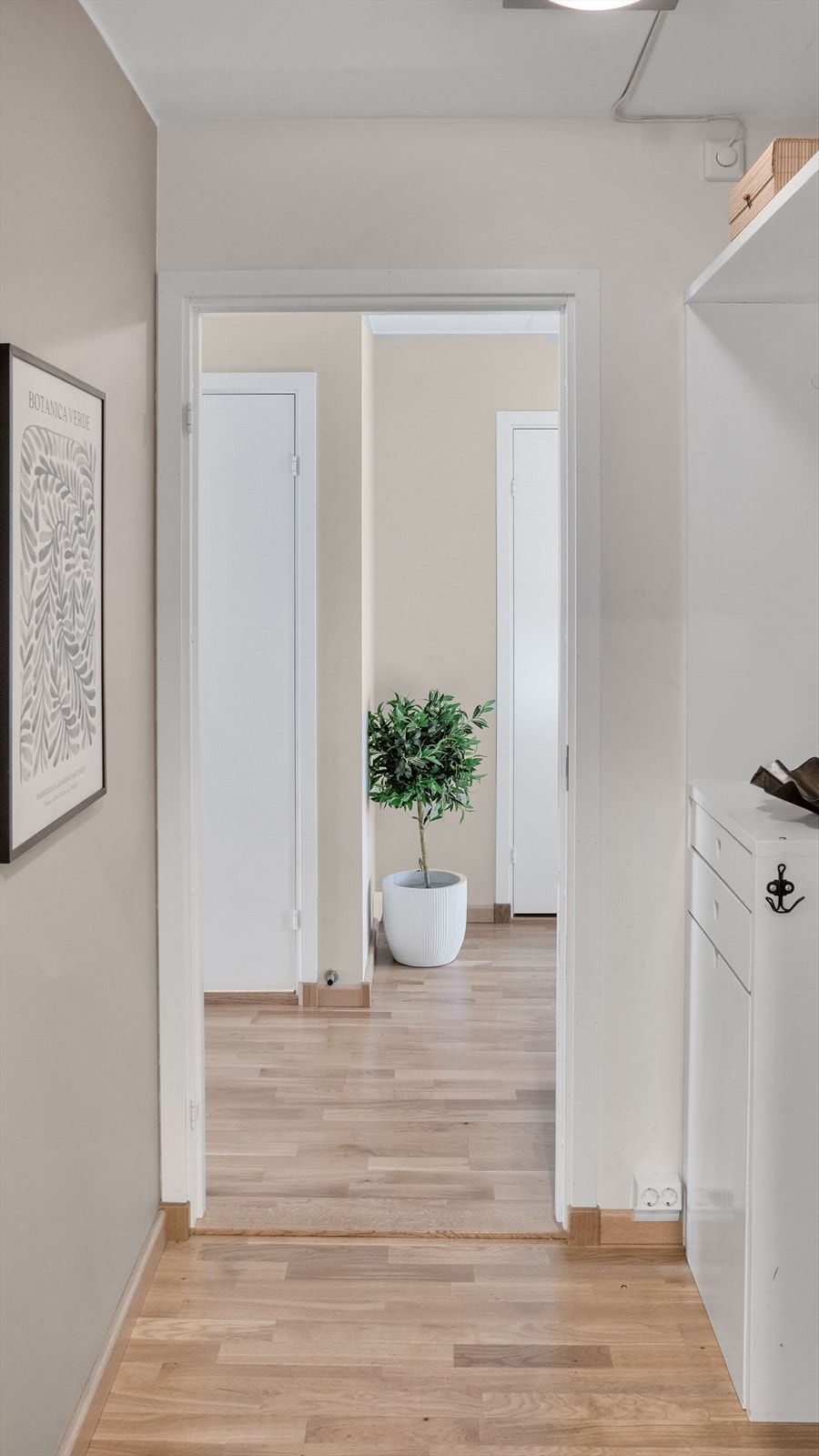 Entré med god plass til å henge opp jakker og sette fra seg sko. Galleribilde