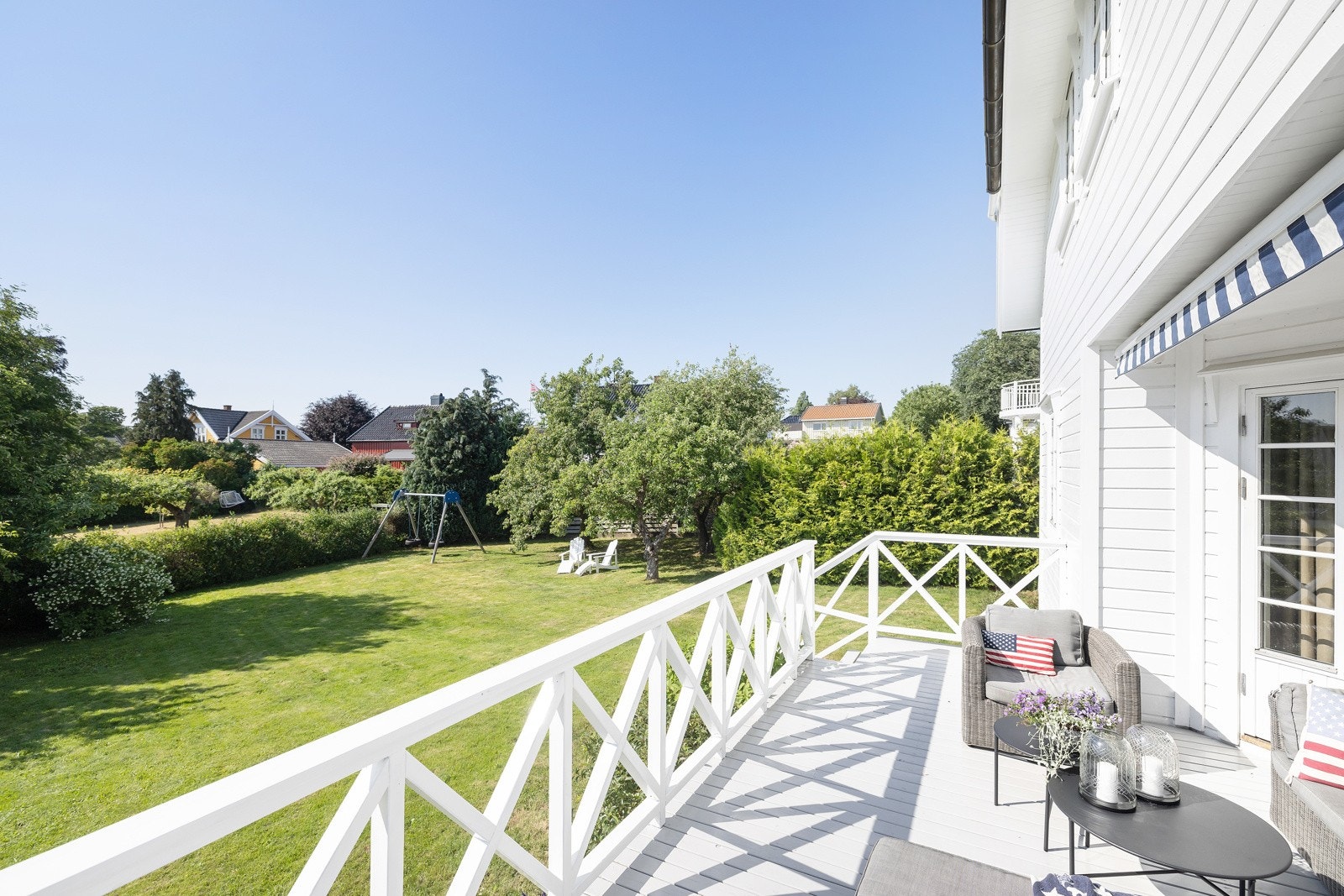 Det er fint og rolig på verandaen med utsikt over hagen Galleribilde