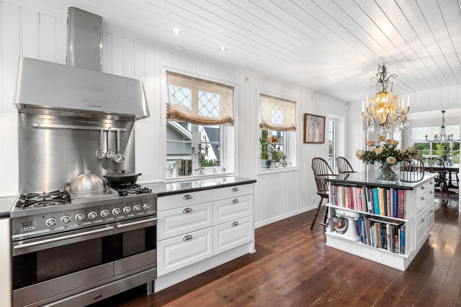 Her er det plass til å ha flotte samtaler under matlaging Galleribilde