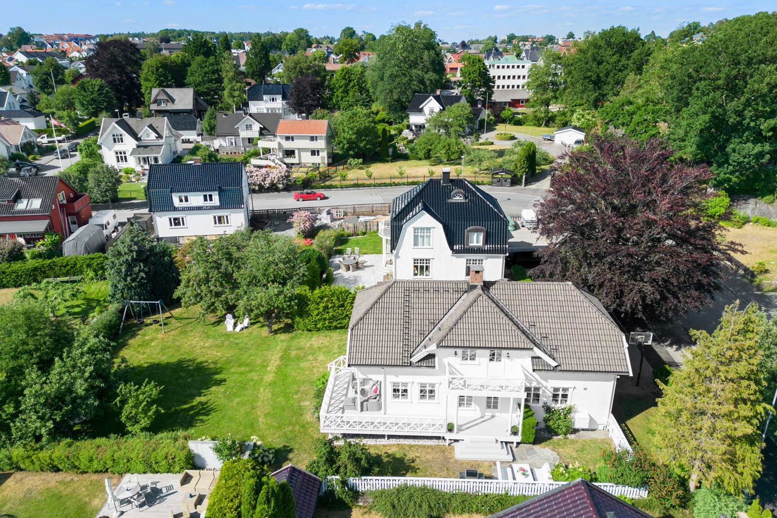 Boligen og garasjen ble malt utvendig i 2022 Galleribilde