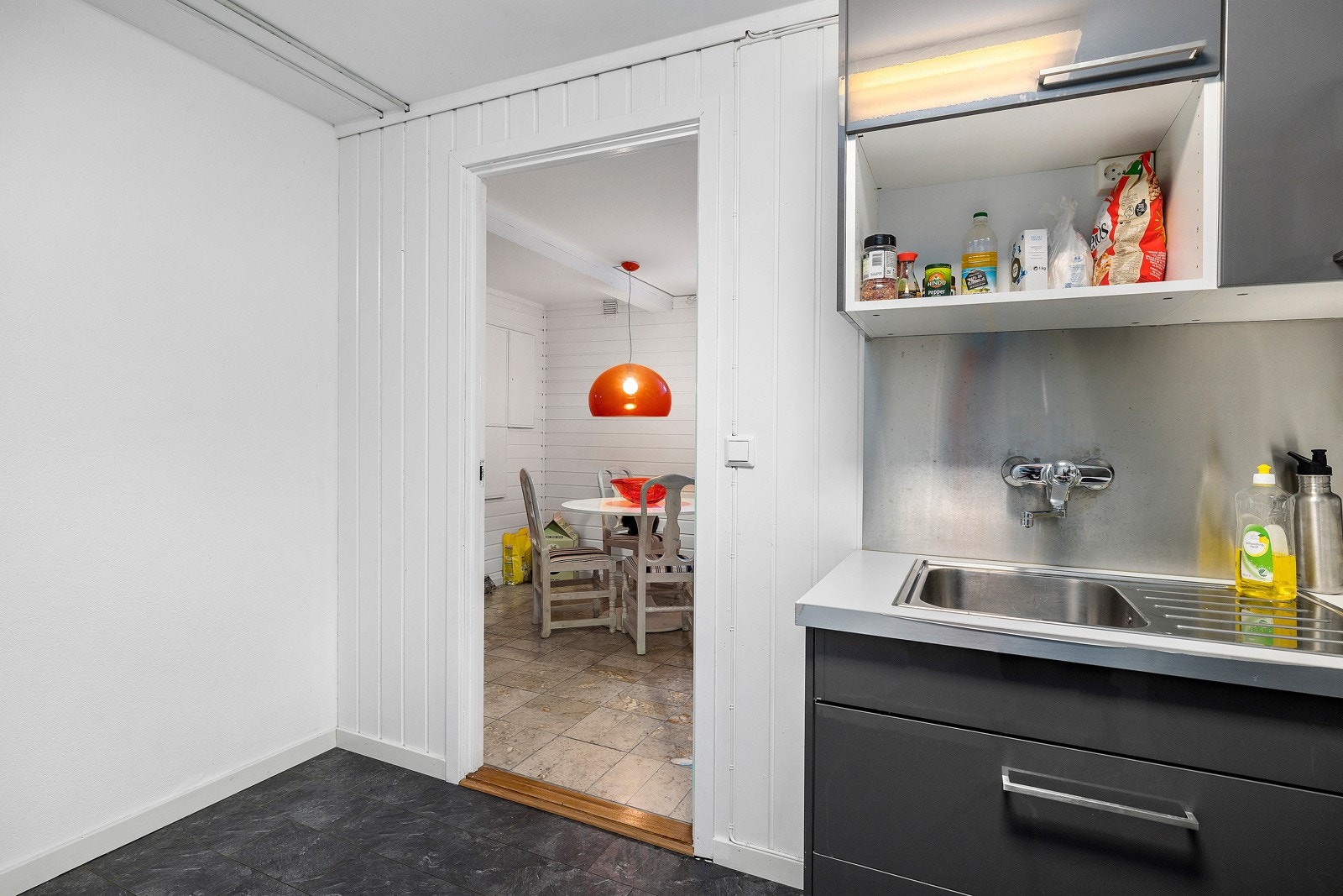 Praktisk med spiseplass rett på innsiden av stuen Galleribilde