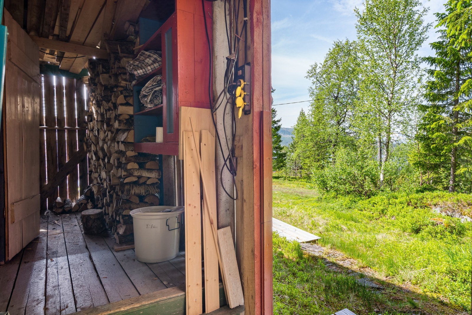 Uthuset har blitt brukt som vedbod, bod og utedo. Galleribilde