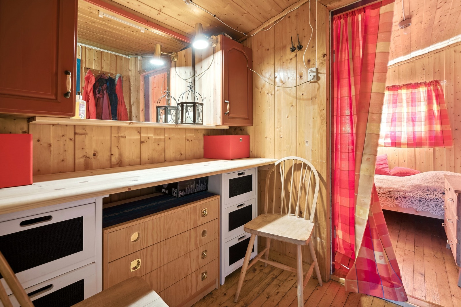 Mellom soverommene har du et praktisk stelleområde med speil og god benkeplass. Galleribilde