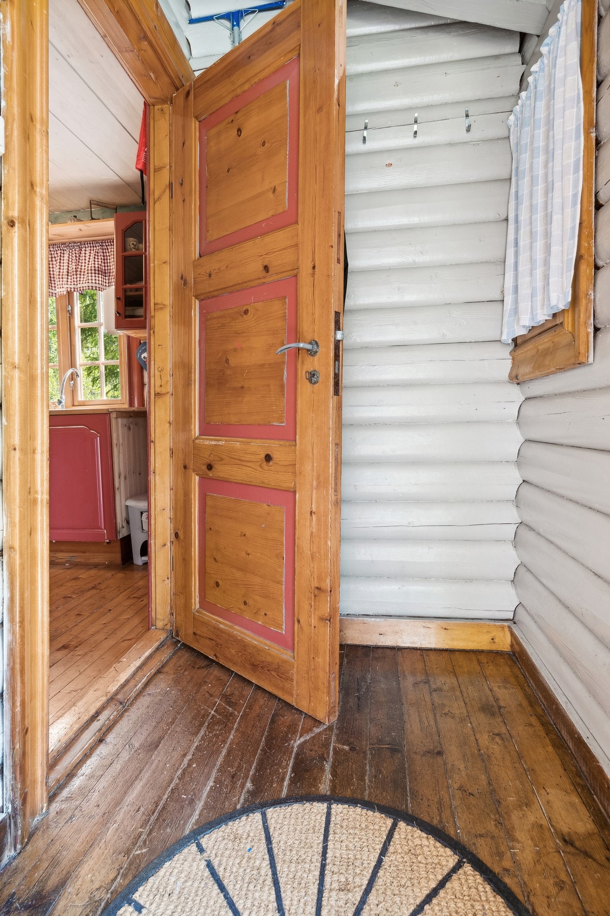 Vindfang med plass til å henge fra seg yttertøy og sko. Galleribilde