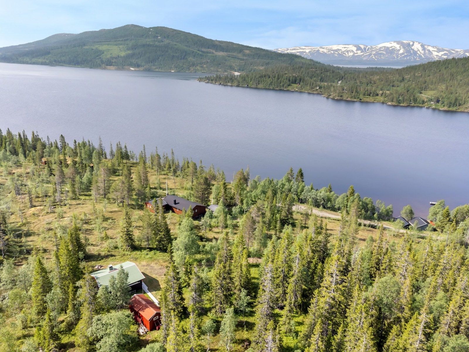 EiendomsMegler 1 har gleden av å presentere Øyum 45 - En koselig liten hytte i flotte omgivelser på Tomasvatnet! Galleribilde