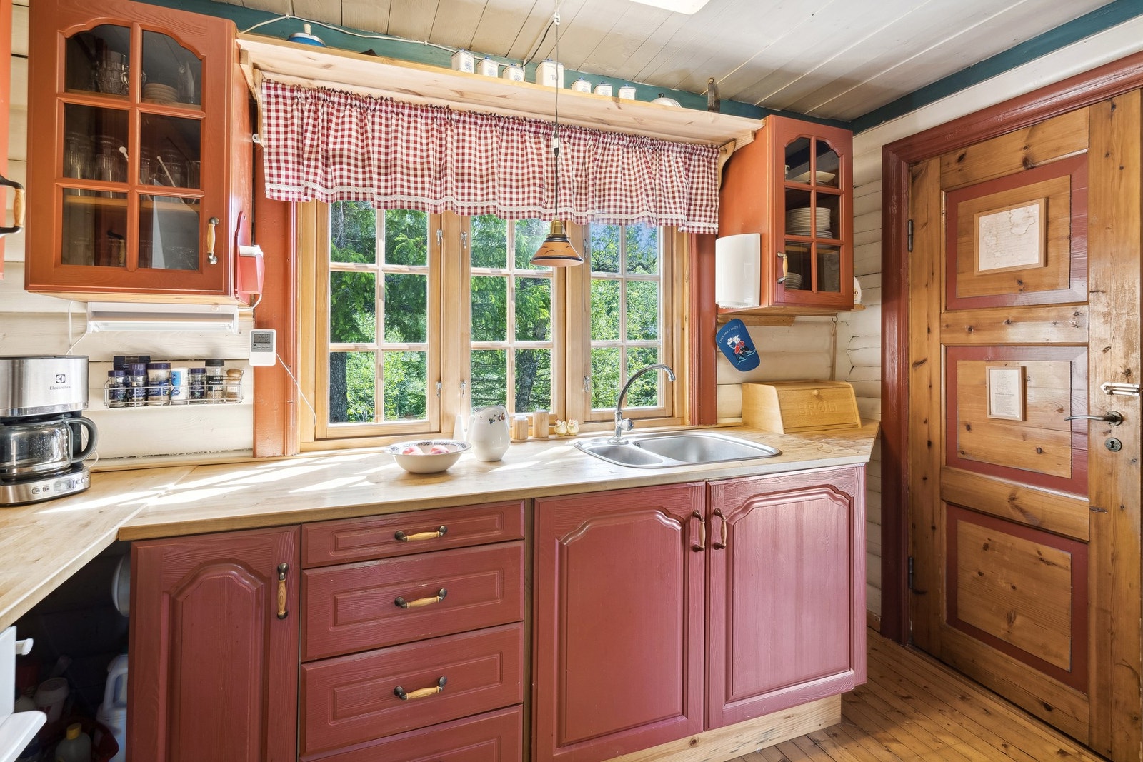 Ved kjøkkenet har du et lite spiskammers inn til høyre med plass til ekstra lagring. Galleribilde