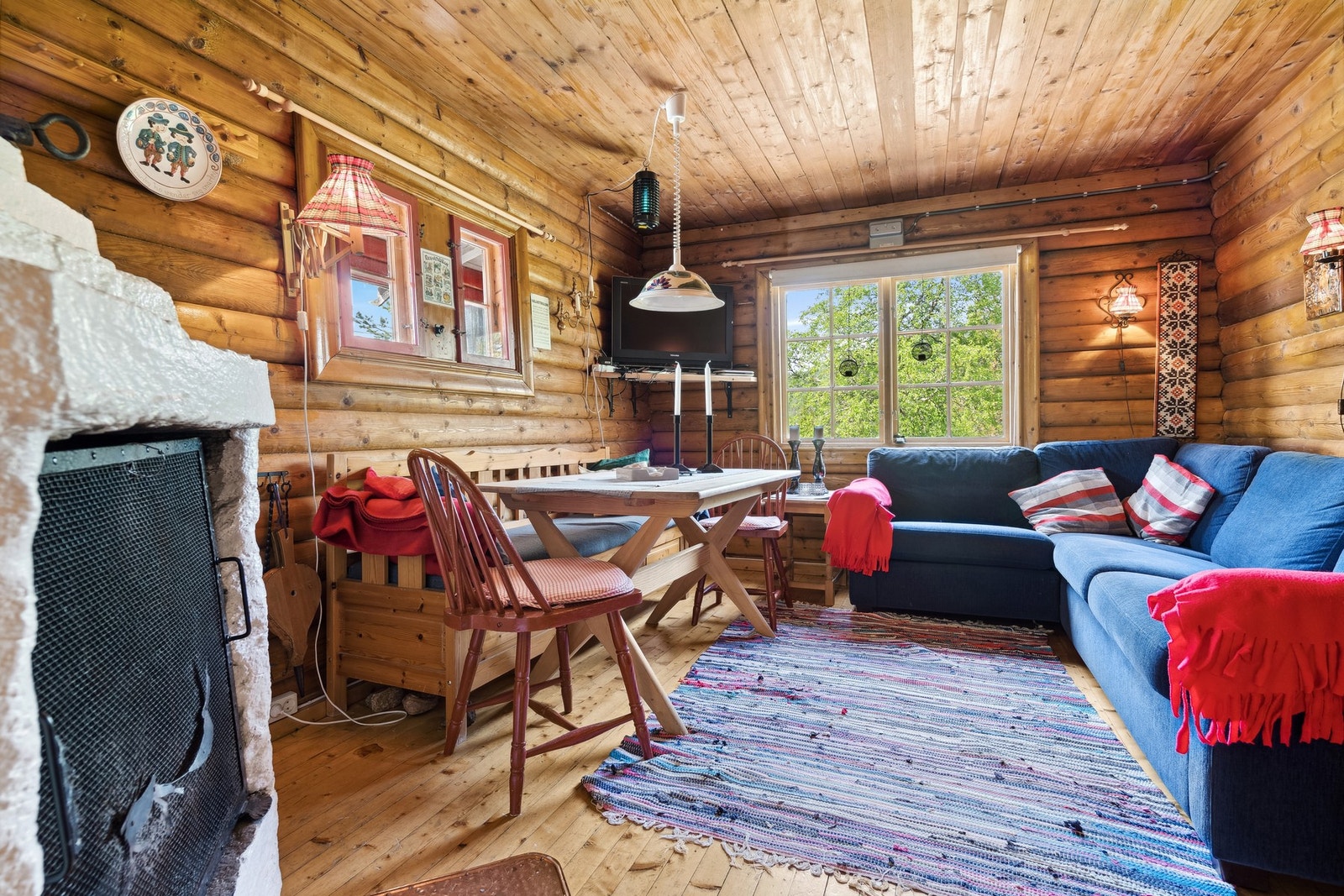 Koselig stue med stor peis som varmer godt. Galleribilde