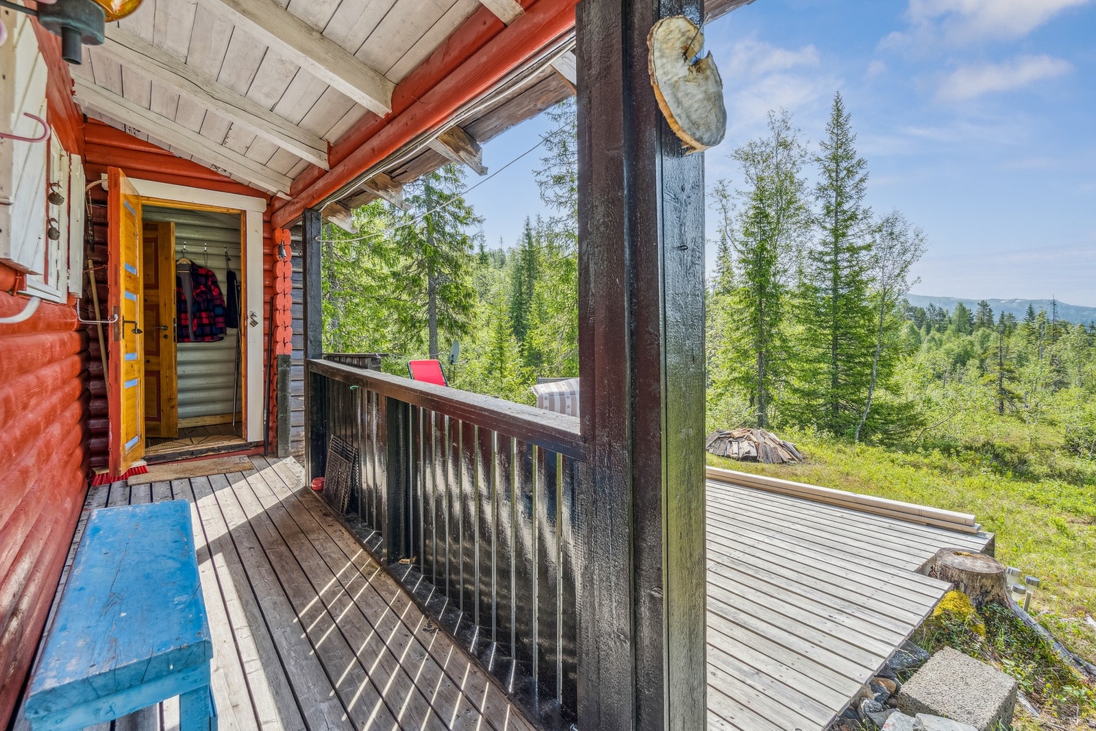 Inngangspartiet er takoverbygget som er praktisk når vinteren og snøen etter hvert kommer. Galleribilde