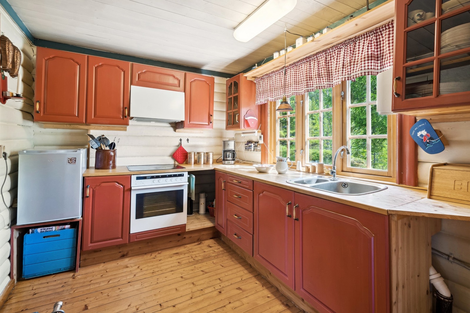 Kjøkken med plass til det du måtte trenge, med sommervann som er koblet på kranen. Galleribilde