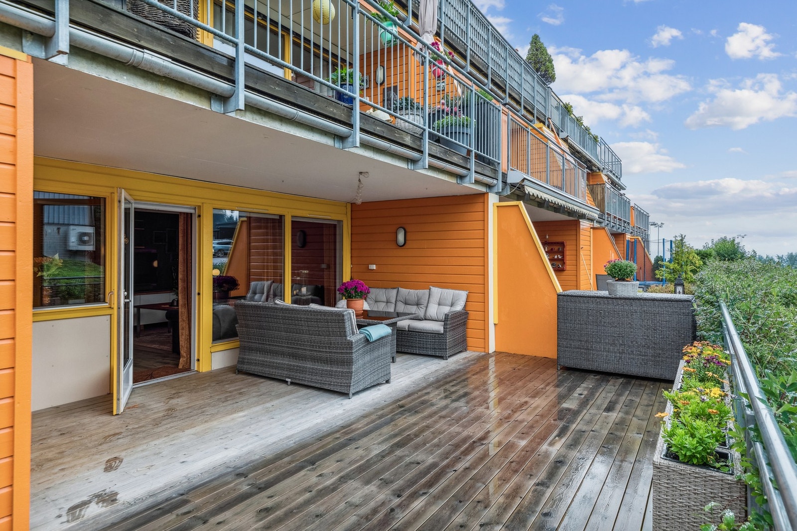 Stor og delvis takoverbygd terrasse med gode solforhold. Galleribilde