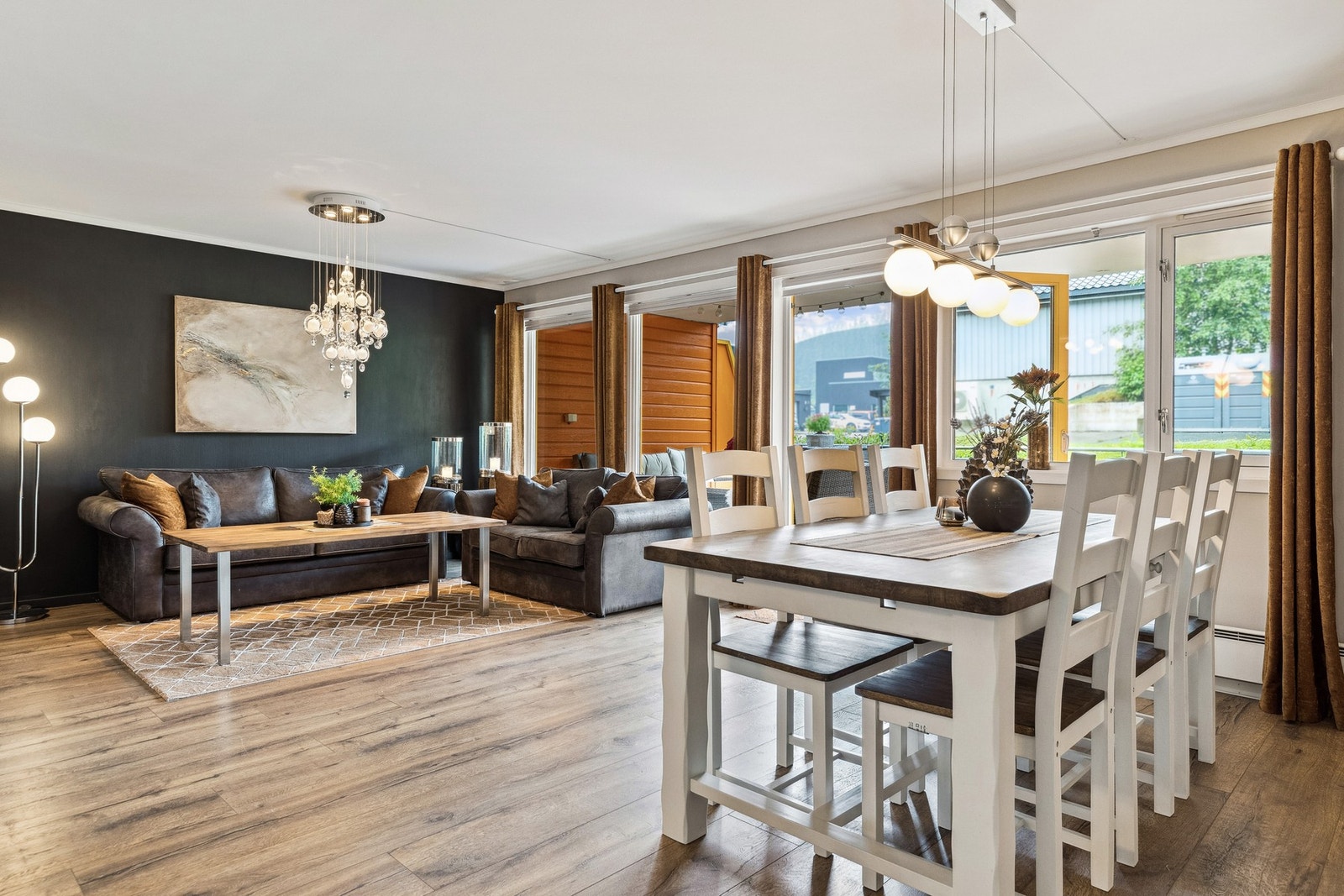 Stor vestvendt og solrik markterrasse. Galleribilde