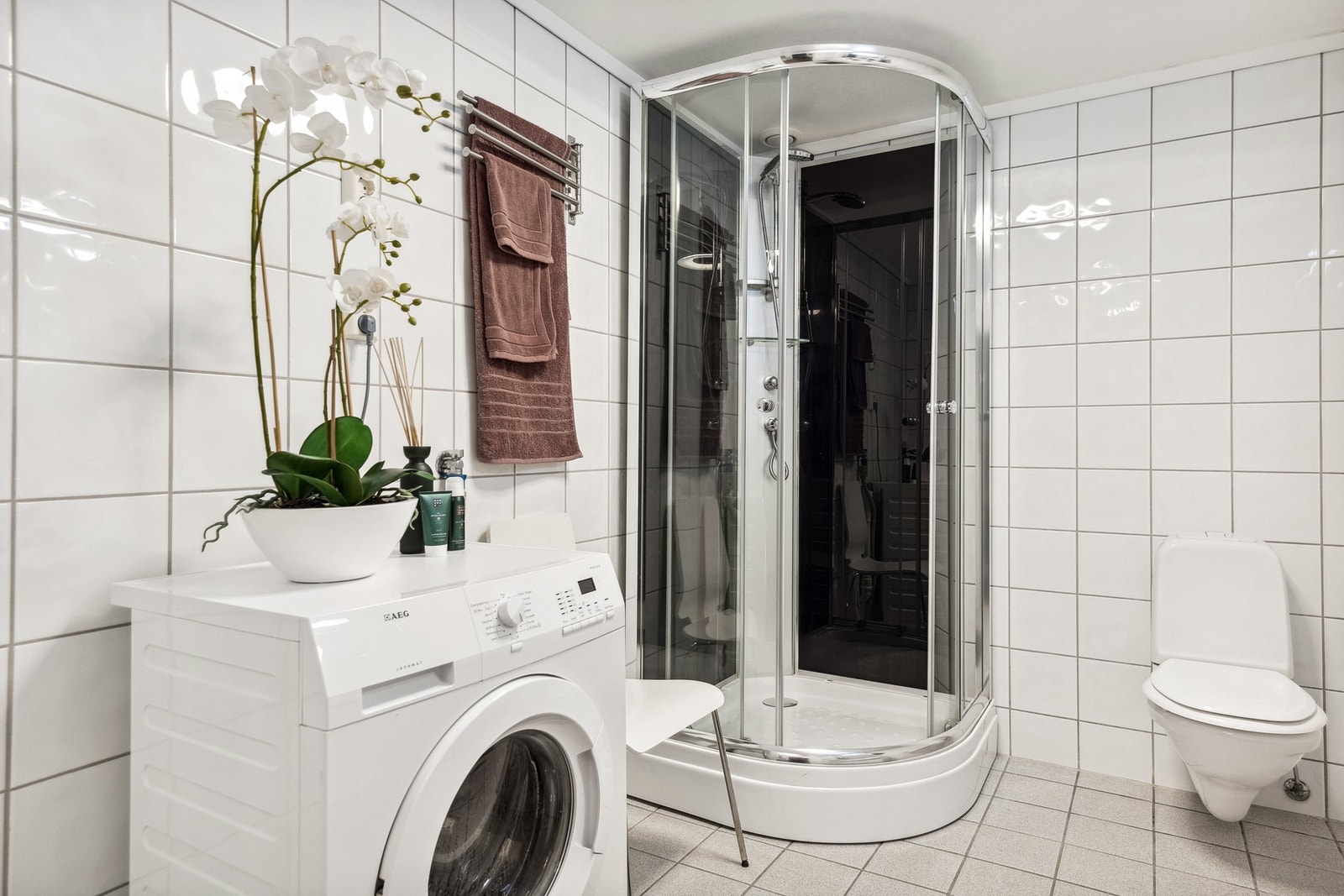 Romslig bad med opplegg for vaskemaskin. Galleribilde