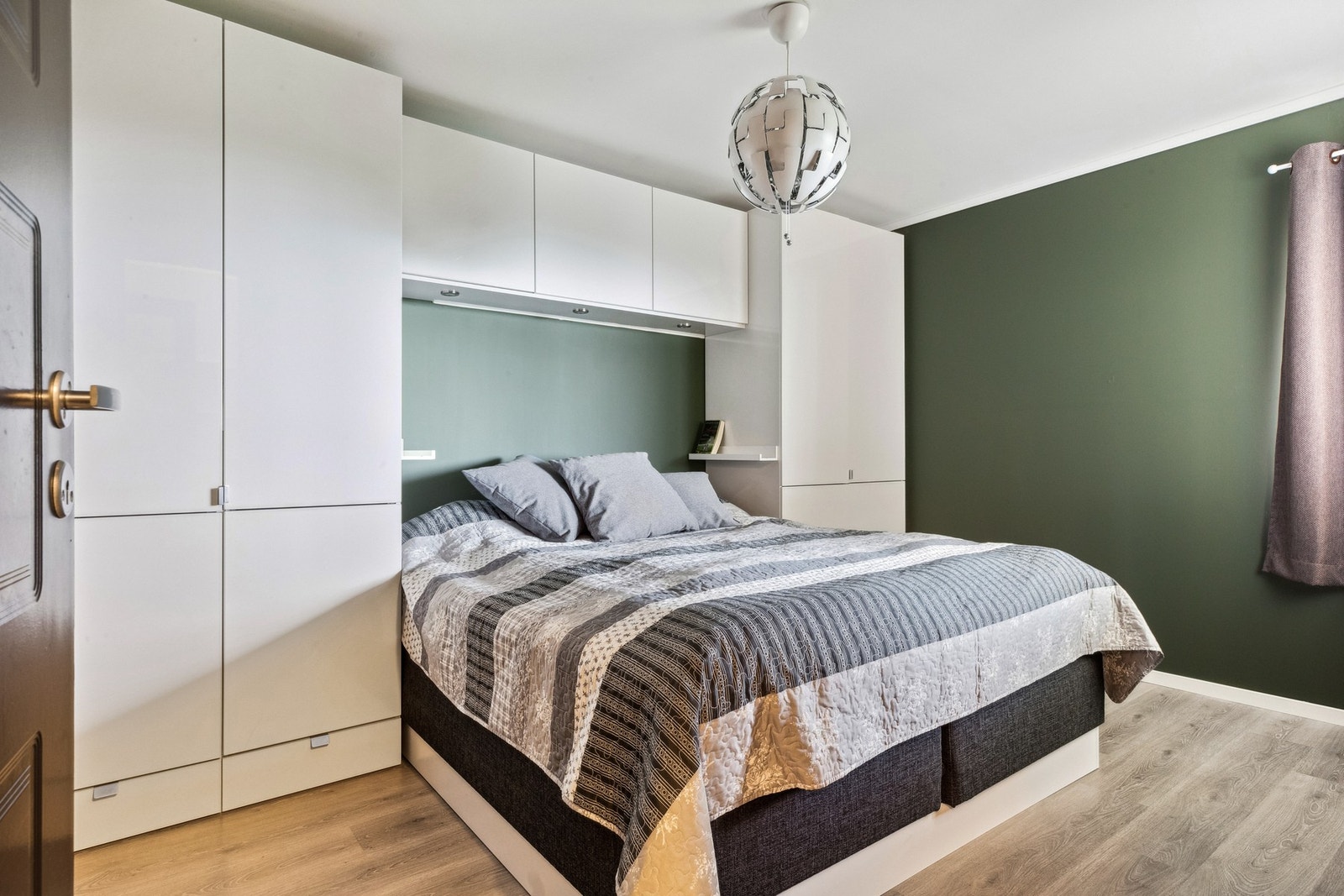Innbydende hovedsoverom med masse skapplass. Galleribilde