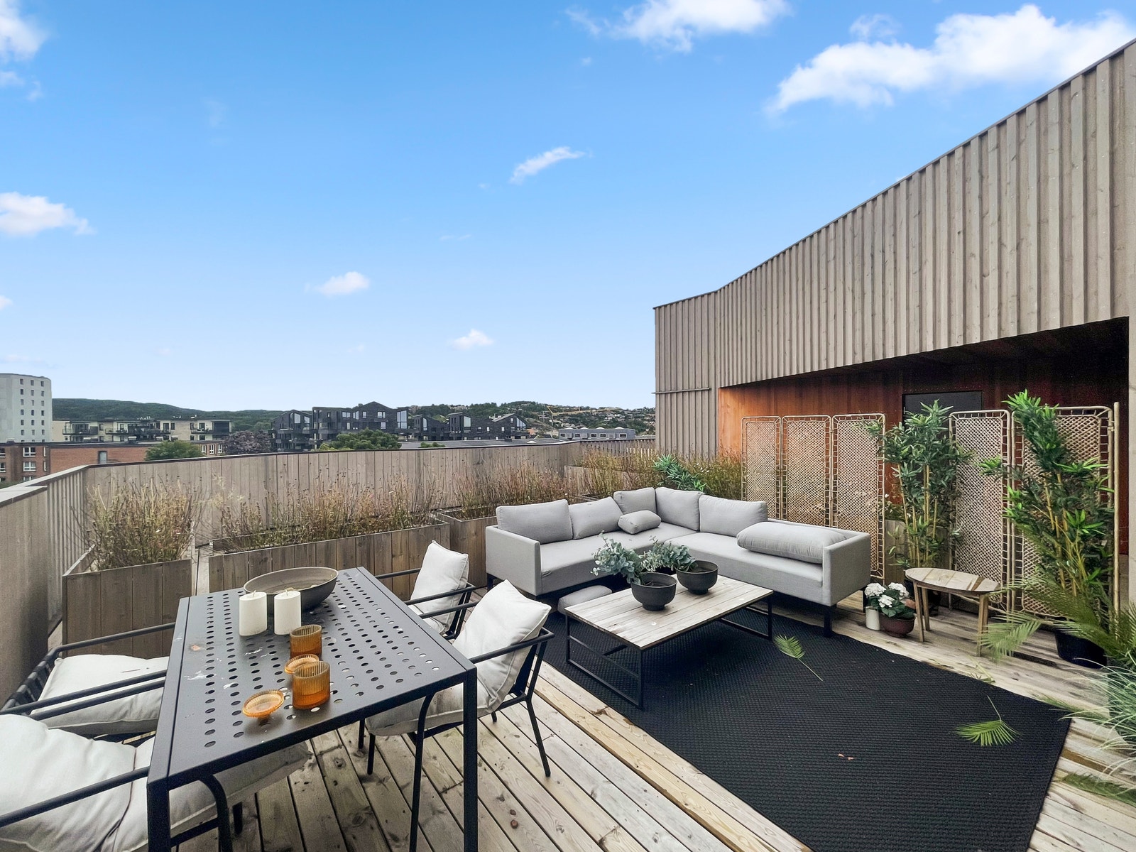 Flott takterrasse med utgang fra både stuen og soverom. Galleribilde