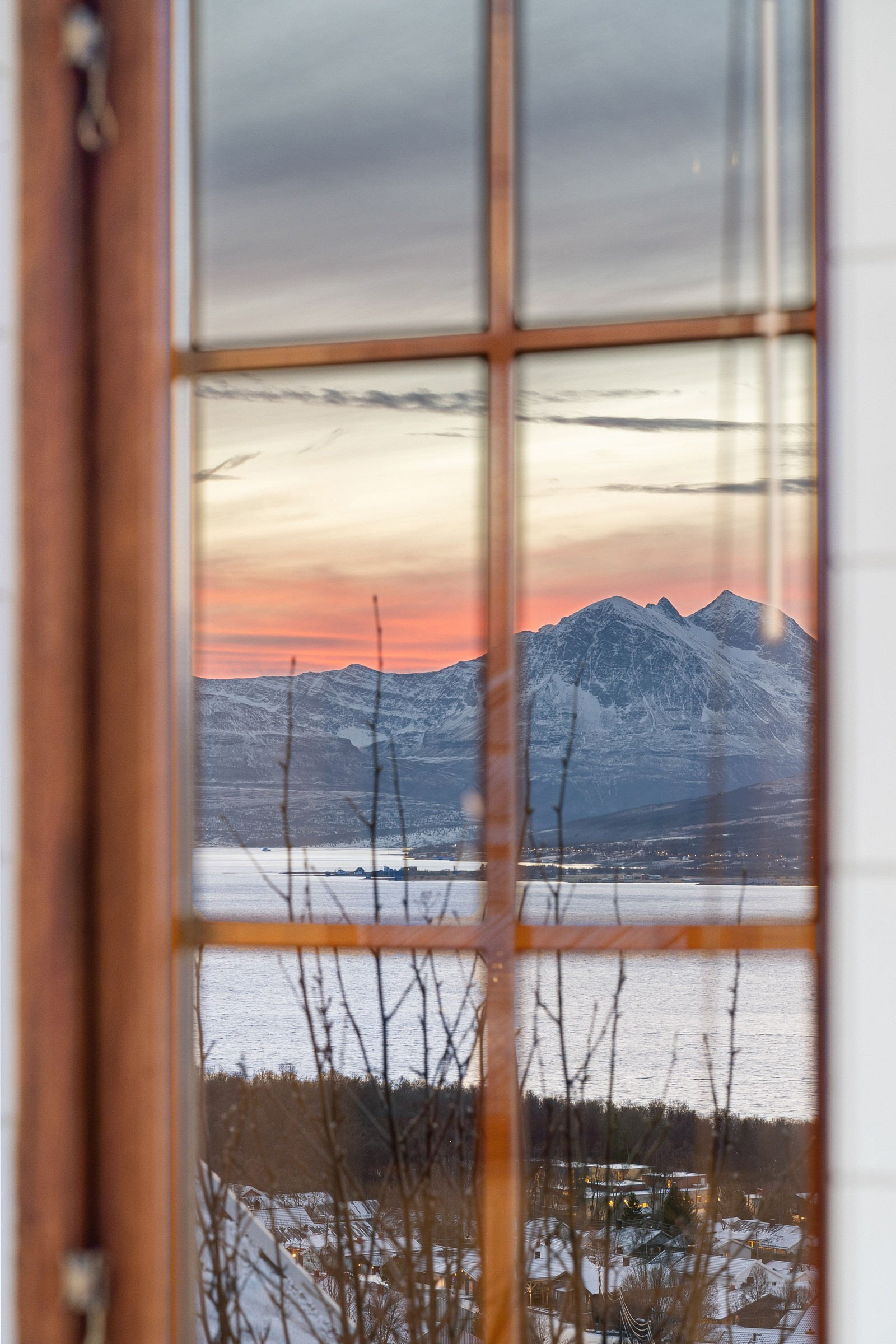 Fra badet har du flott utsikt mot sjø og majestetiske fjelltopper!