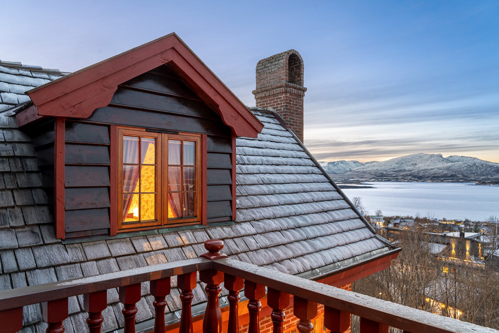 Boligen har en særegen og unik arkitektur med yttervegger i spekket teglstein.
