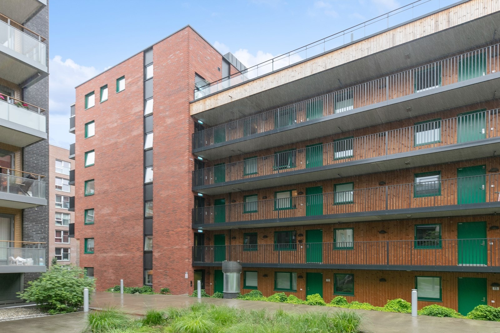 Leiligheten har en sentral og attraktiv beliggenhet på Finstad, med Rema 1000 og café like ved. Med kort vei til barnehager, barneskole, ungdomsskole og videregående er dette en ideell beliggenhet for familier med barn i alle aldre Galleribilde