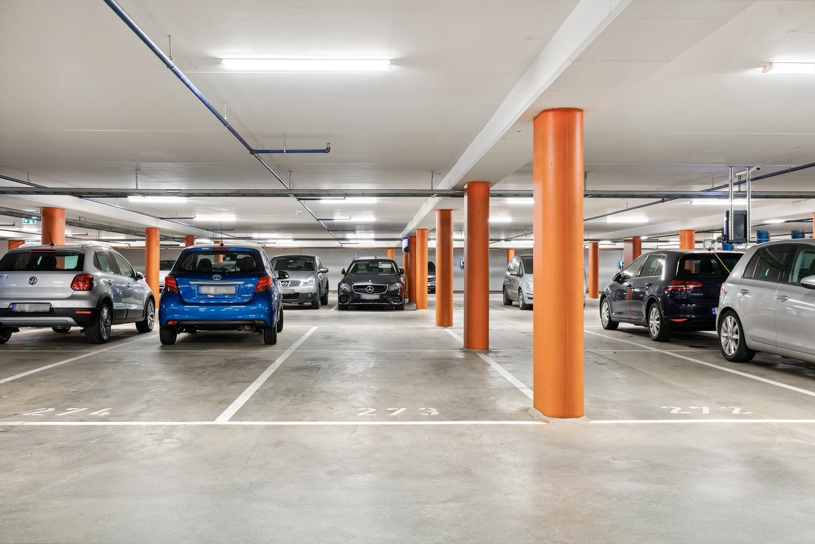 Bilen parkeres trygt i felles garasjeanlegg. Mulighet for etablering av ladeboks Galleribilde