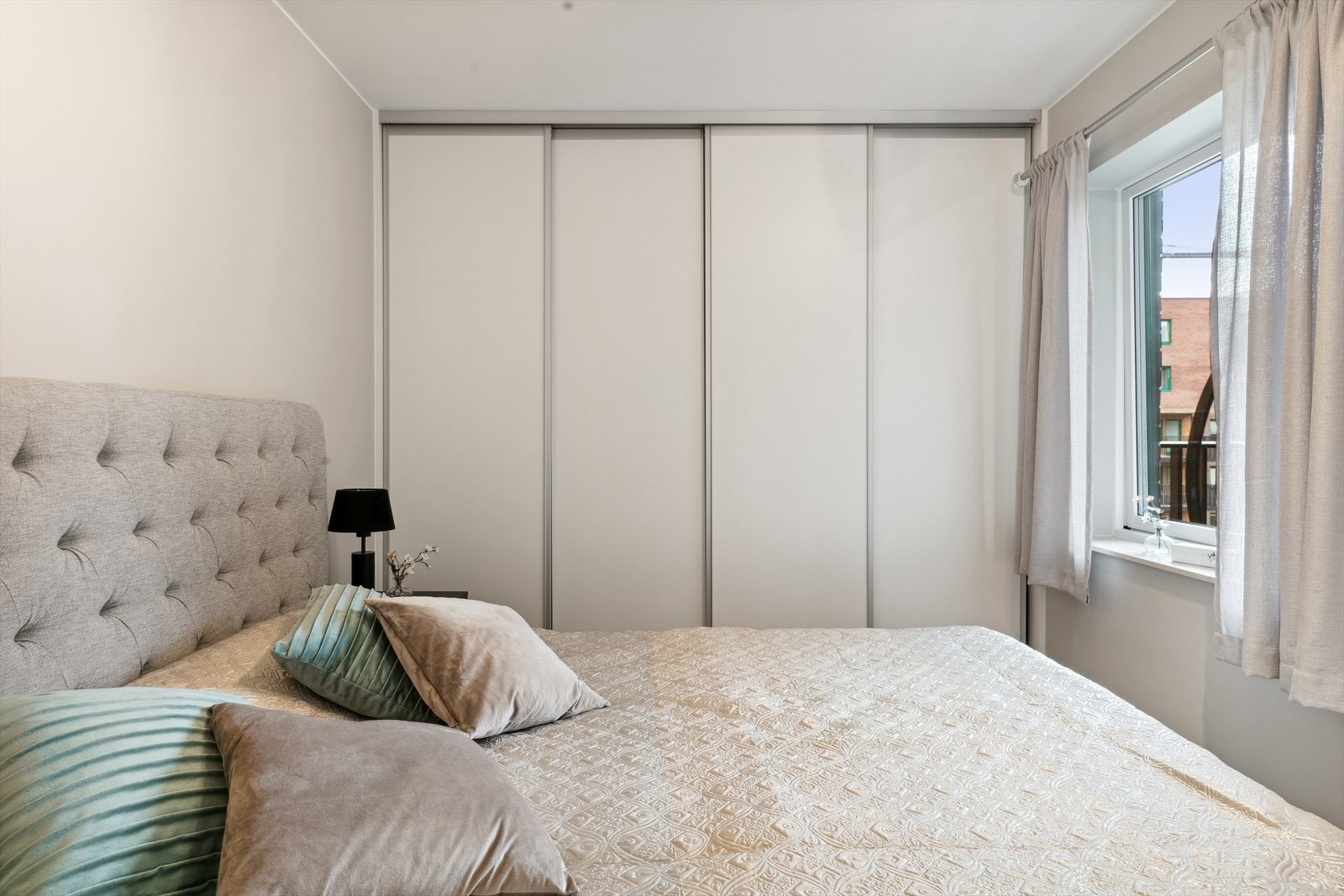 Delikat og romslig hovedsoverom med god plass til dobbeltseng og tilhørende nattbord. Godt med oppbevaringsplass i skyvedørsgarderobe Galleribilde
