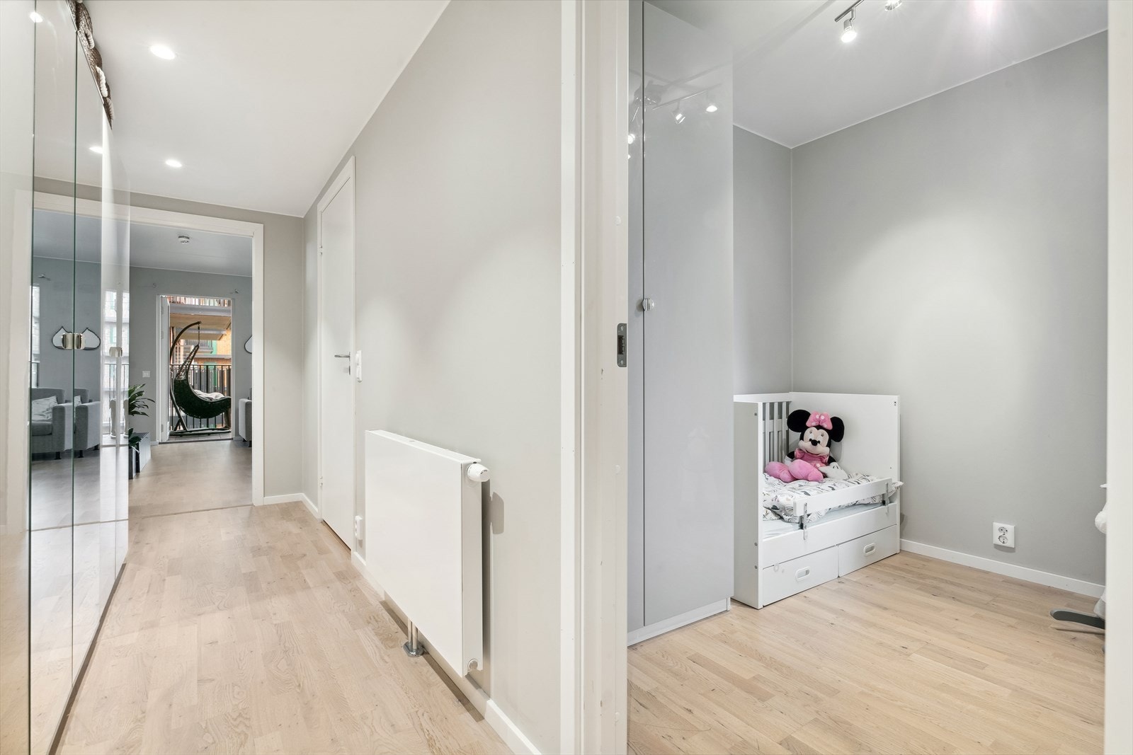 Leiligheten holder en gjennomgående høy standard med lekre materialvalg, og fremstår som svært delikat, tidsriktig og innbydende Galleribilde