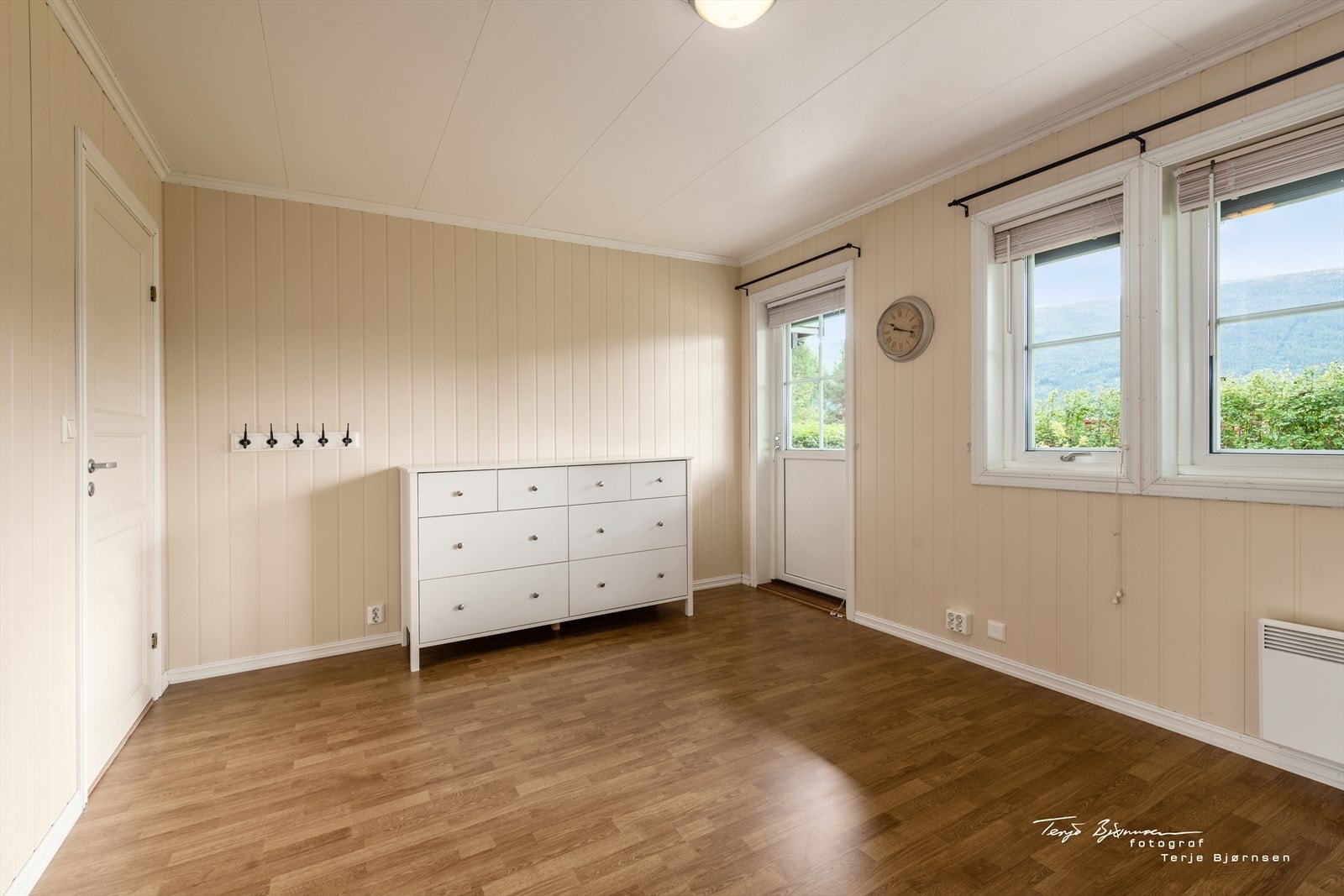 Fra hovedsoverommet har du direkte utgang til stor og flott hage. Galleribilde
