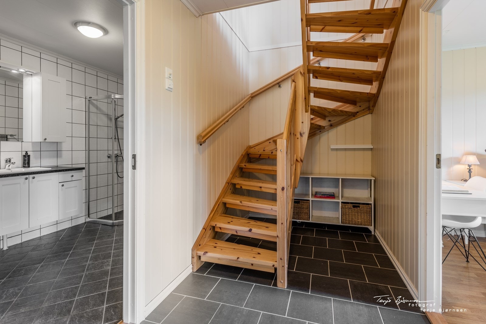 Trappeløp ned til underetasjen med mellomgang mellom soverommene og badet. Galleribilde
