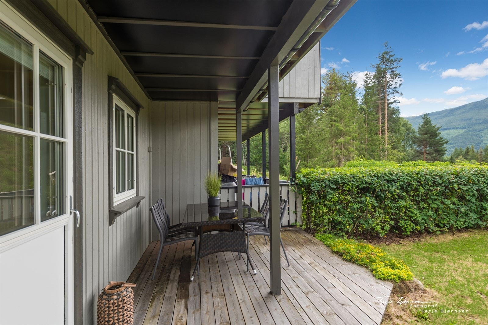 Her kommer man ut til en flott uteplass og hage. Galleribilde