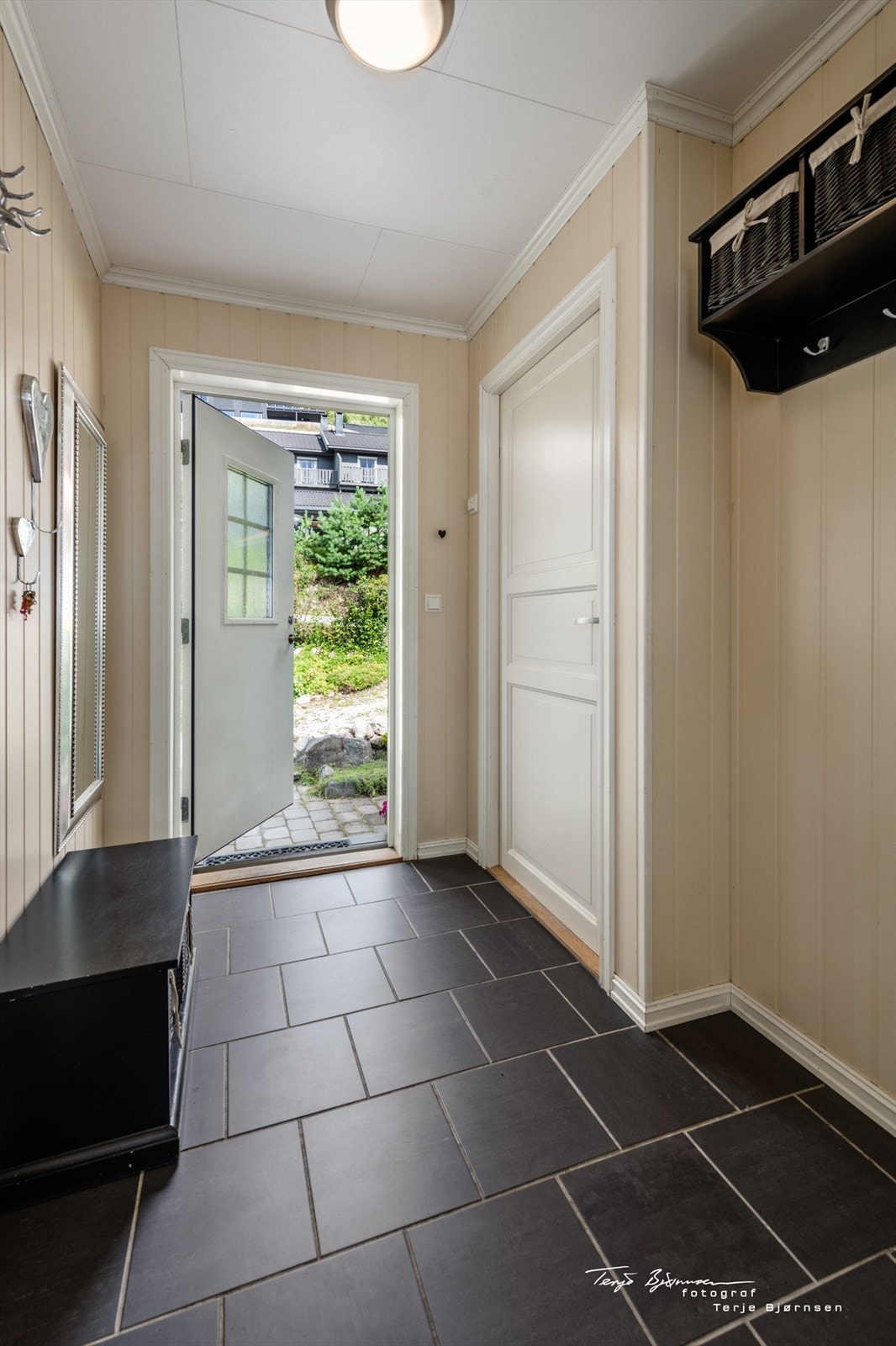 Pent flislagt entrégang ønsker deg velkommen inn! God plass for å henge av seg ytterklær. Galleribilde