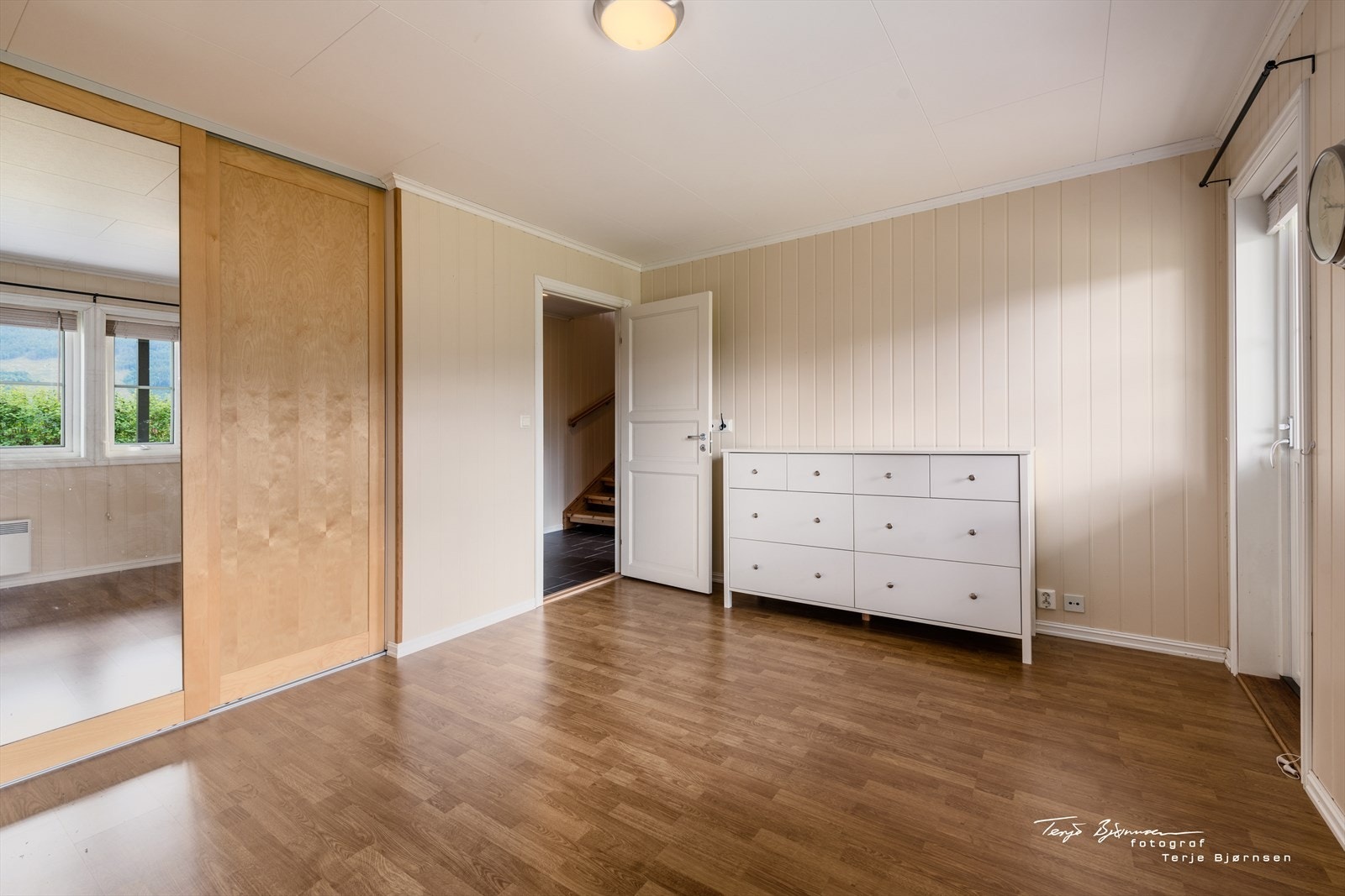 Hovedsoverommet er svært romlig med skyvedørsgarderobe. Galleribilde