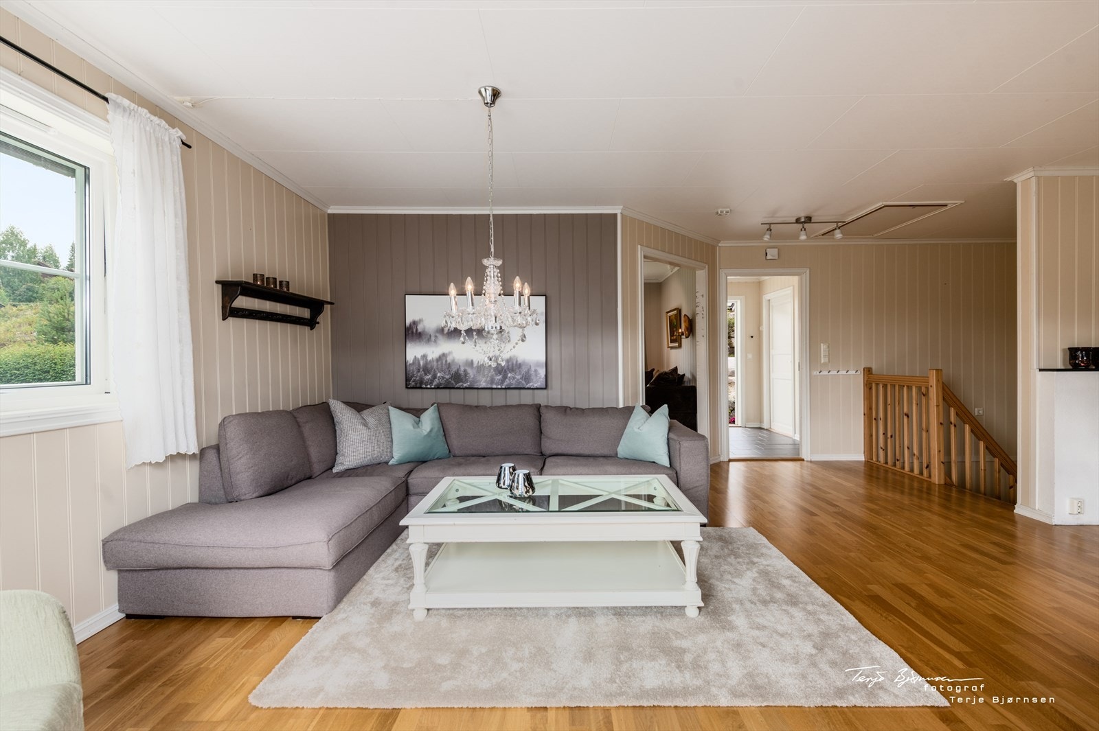 Fra entréen kommer du inn til lys og romslig stue med flere møblleringsmuligheter, trappeløp og kjøkken. Galleribilde