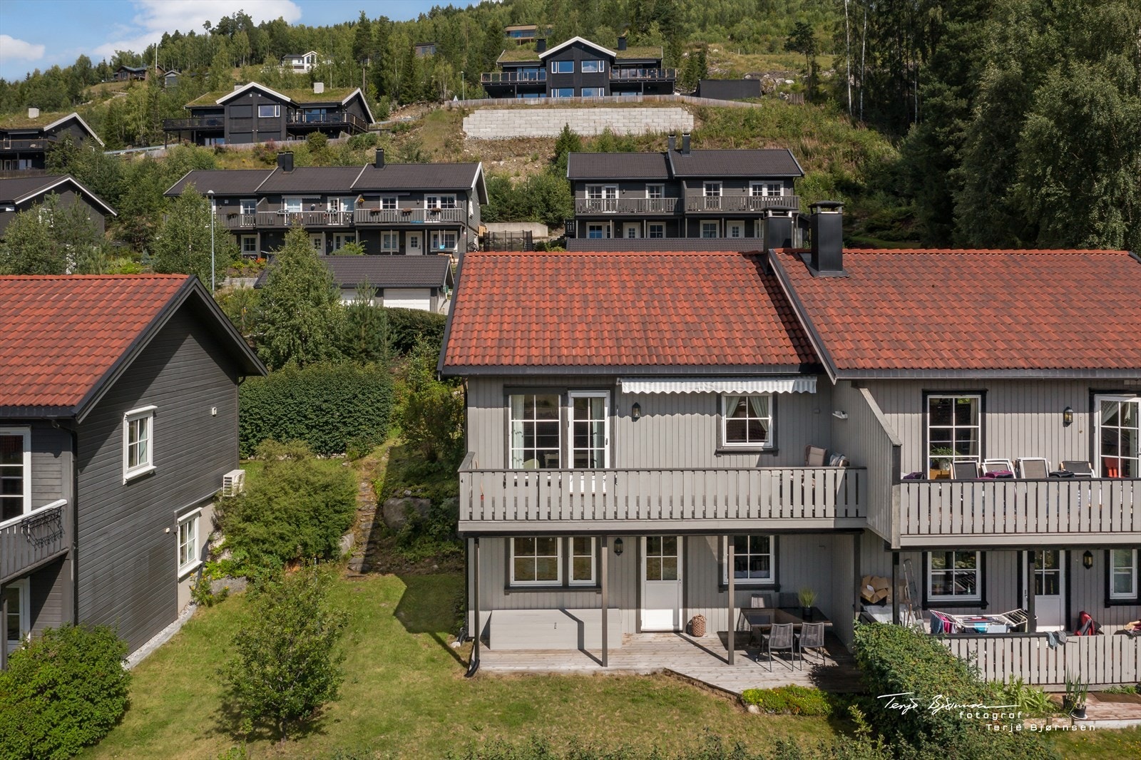 Her kan ettermiddagssolen nytes, eller markisen kan dras frem om det trengs. Galleribilde