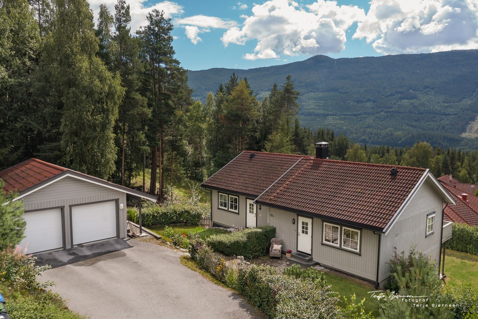 En moderne og lettstelt vertikaldelt tomannsbolig over to etasjer med garasje og nydelig beliggenhet. Galleribilde