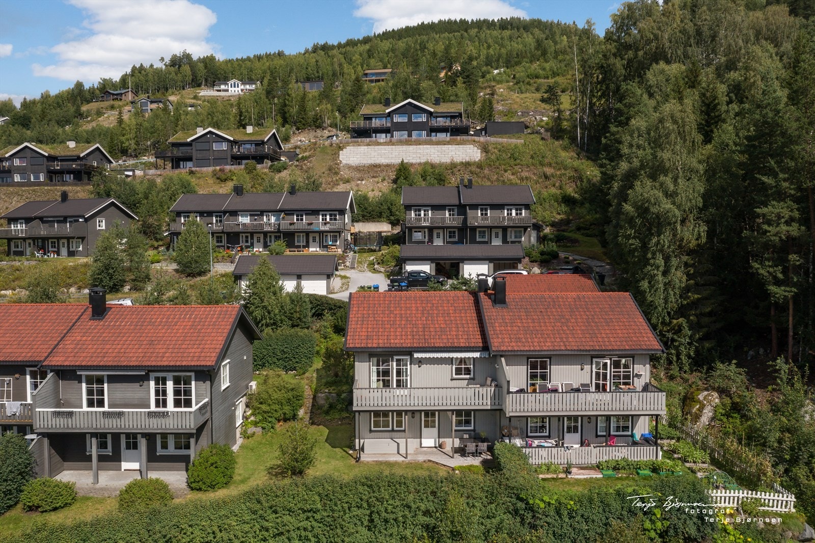 Rundt boligen er det godt med fine uteplasser. Galleribilde