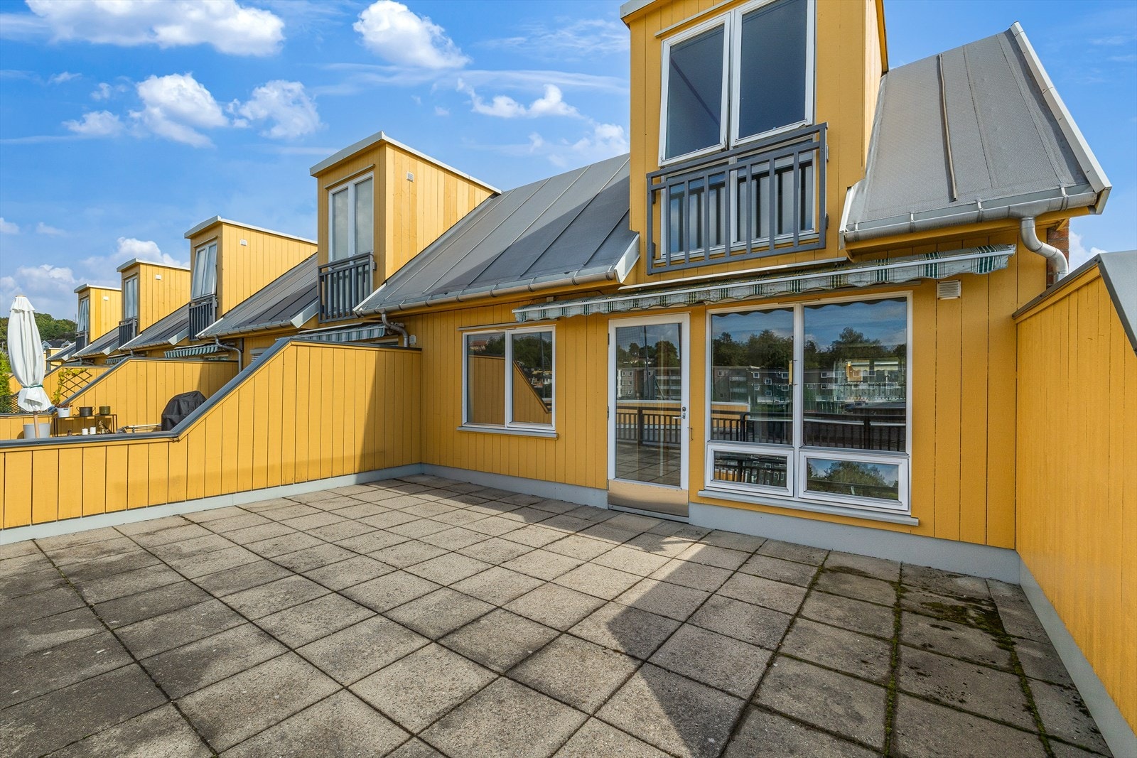 Stor solvendt balkong Galleribilde