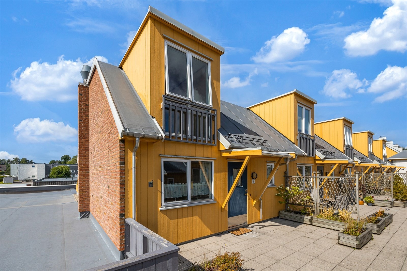 Fin uteplass ved inngangspartiet som har overbygg. Galleribilde