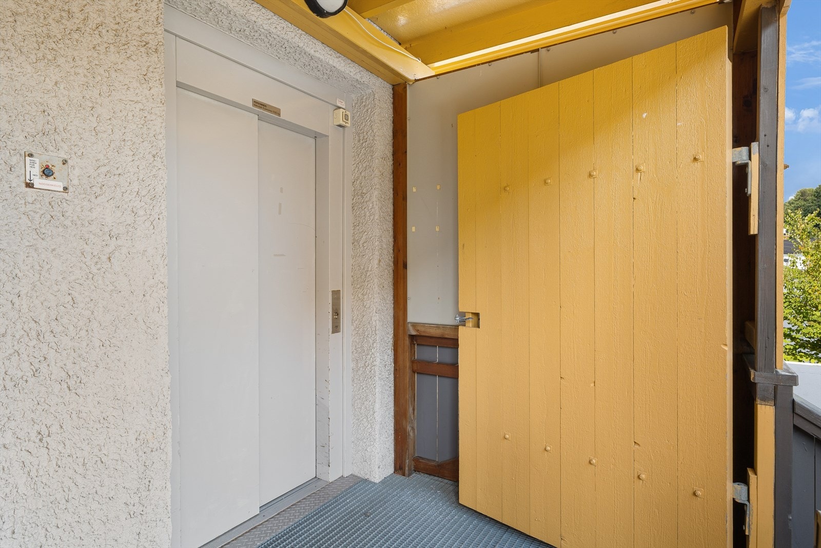 Heis fra gateplan og opp til leiligheten på plan 2. Galleribilde