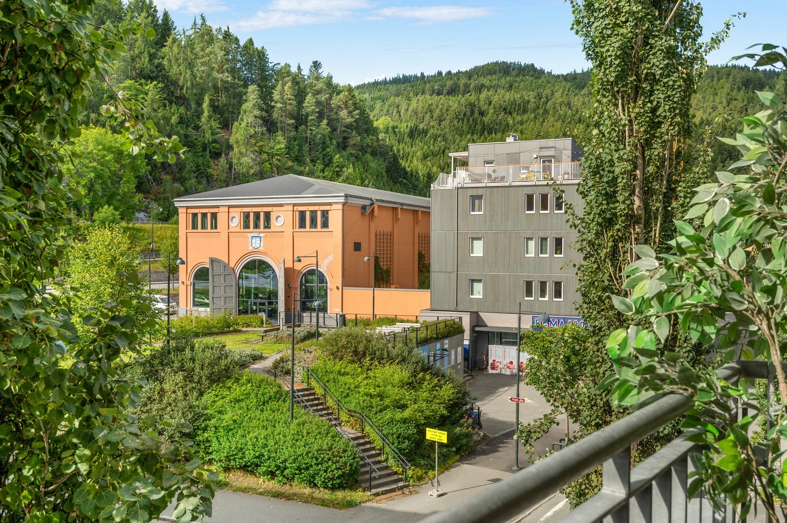 Det er bl.a. 2 dagligvarebutikker, flere treningssenter og bakeri rett utenfor leiligheten. Galleribilde