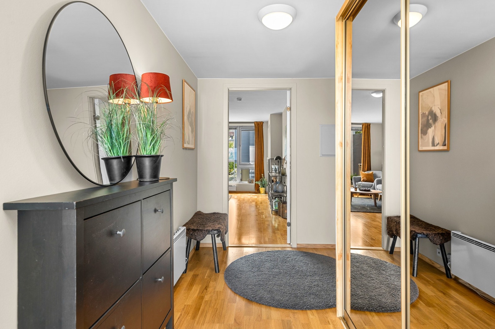 Romslig entré med stor og praktisk skyvedørsgarderobe i speil. Galleribilde